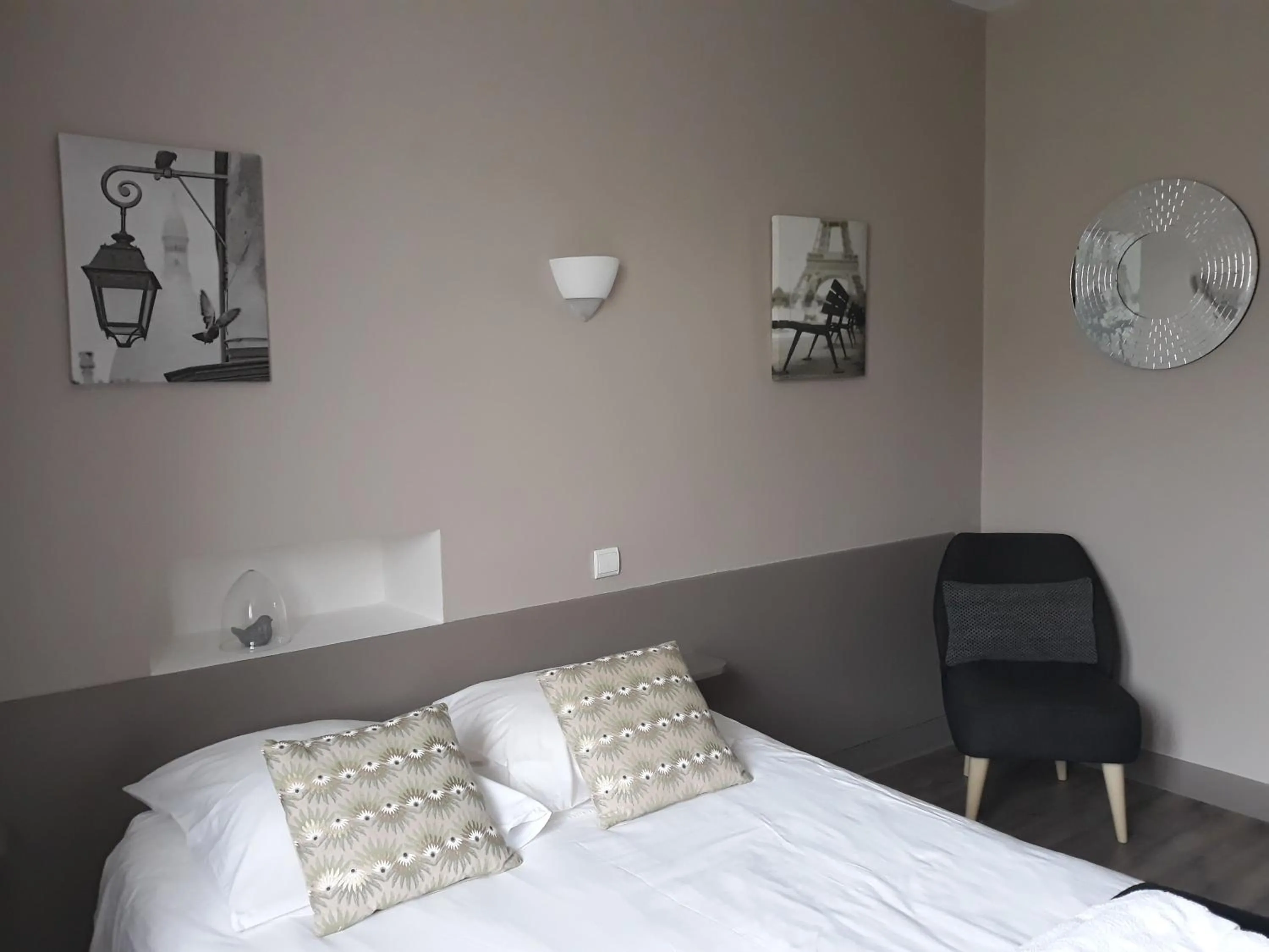 Bedroom, Bed in Hôtel Ambroise