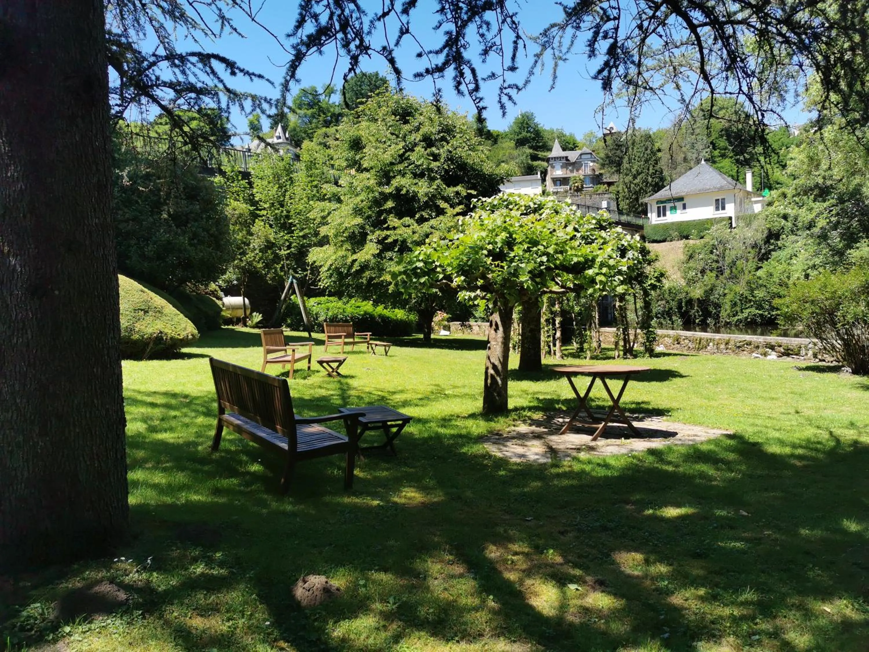 Garden view in Hôtel Ambroise