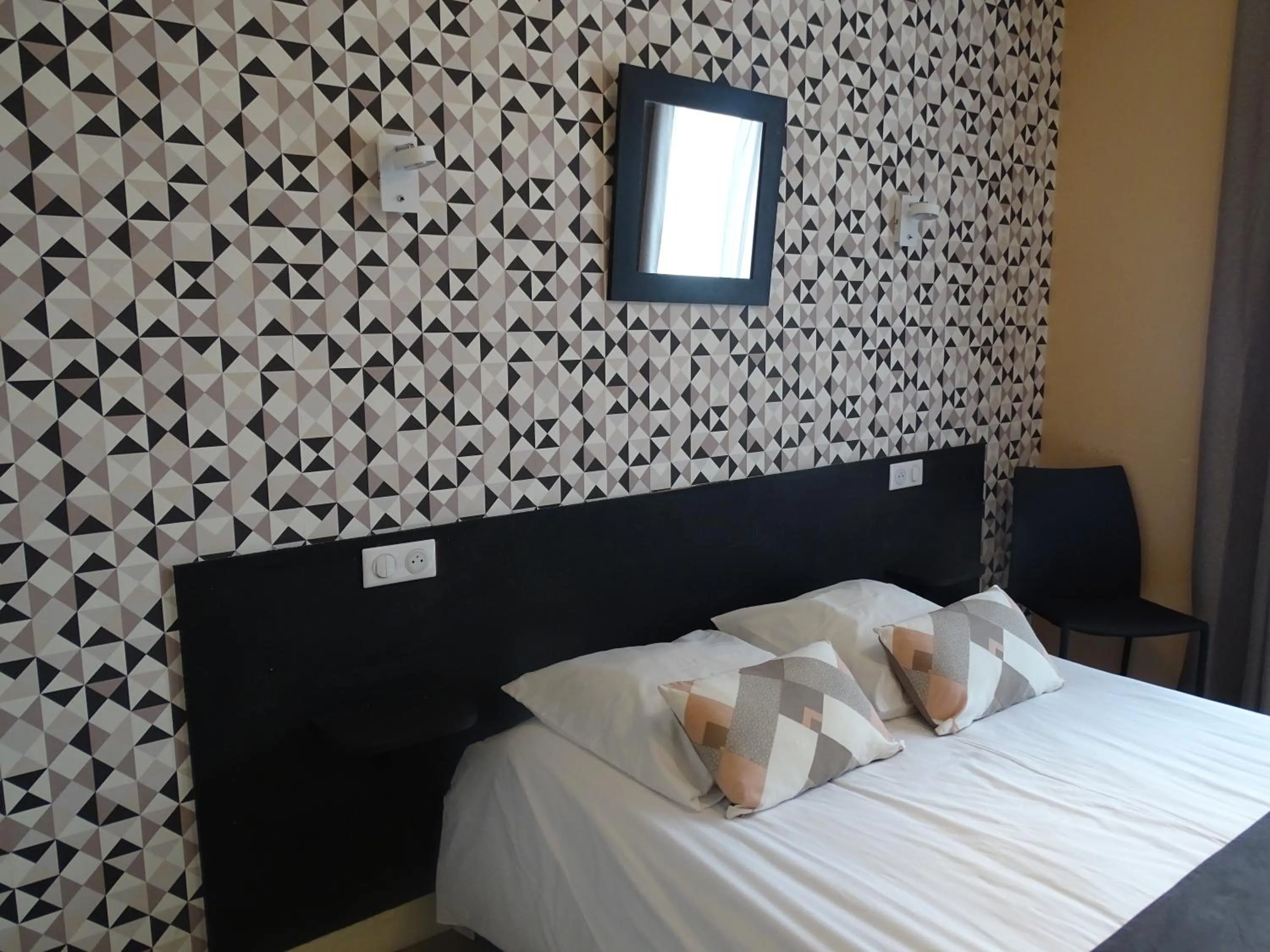 Bedroom, Bed in Hôtel Ambroise