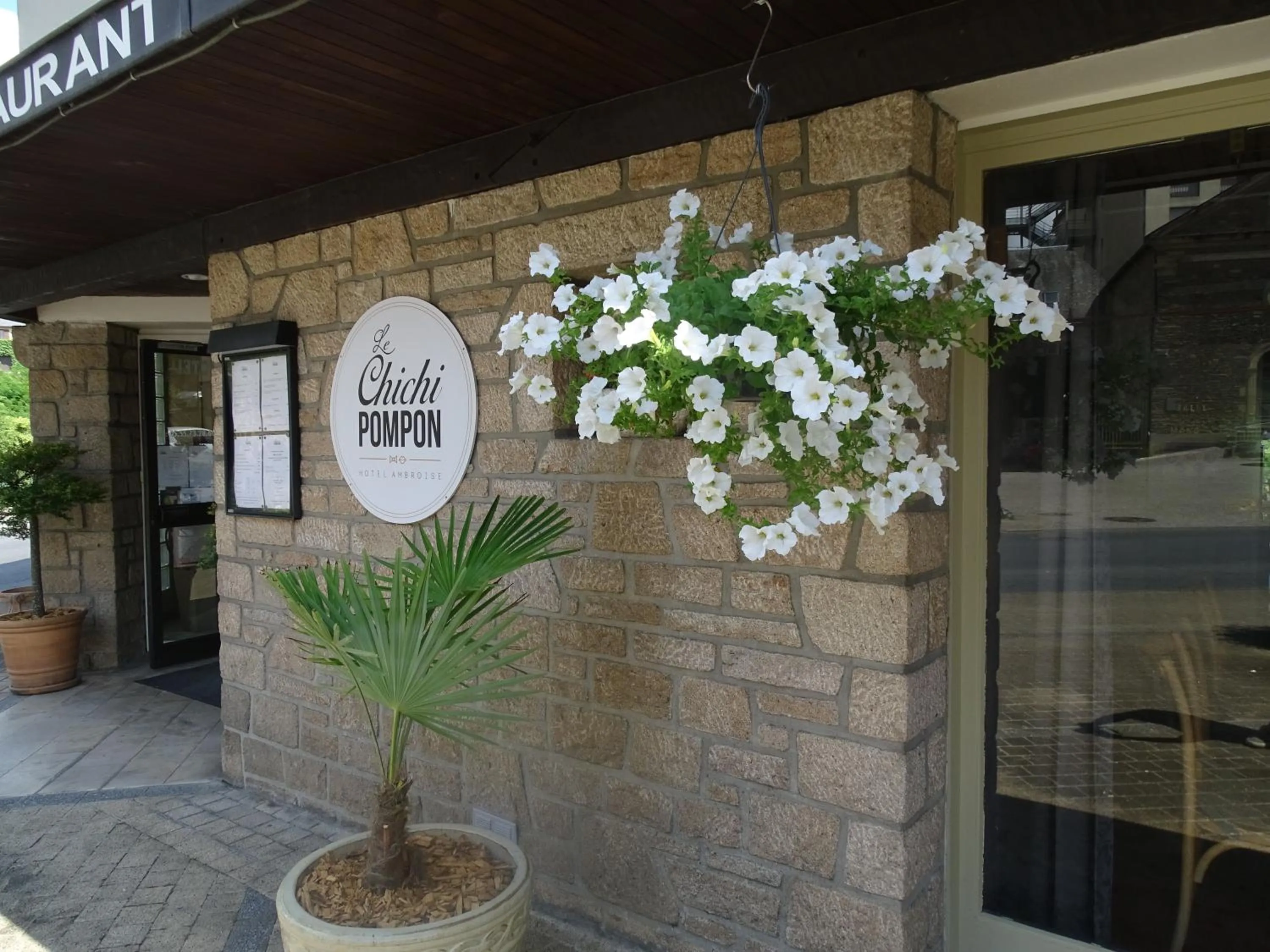 Facade/entrance in Hôtel Ambroise