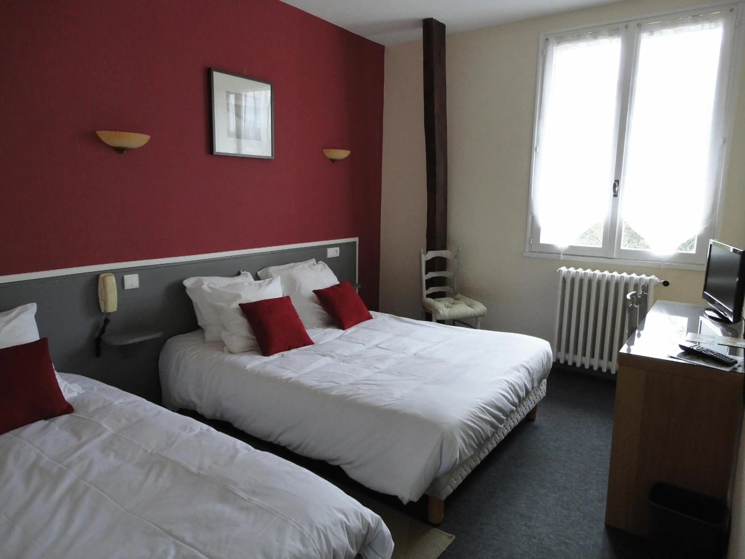 Photo of the whole room, Bed in Hôtel Ambroise