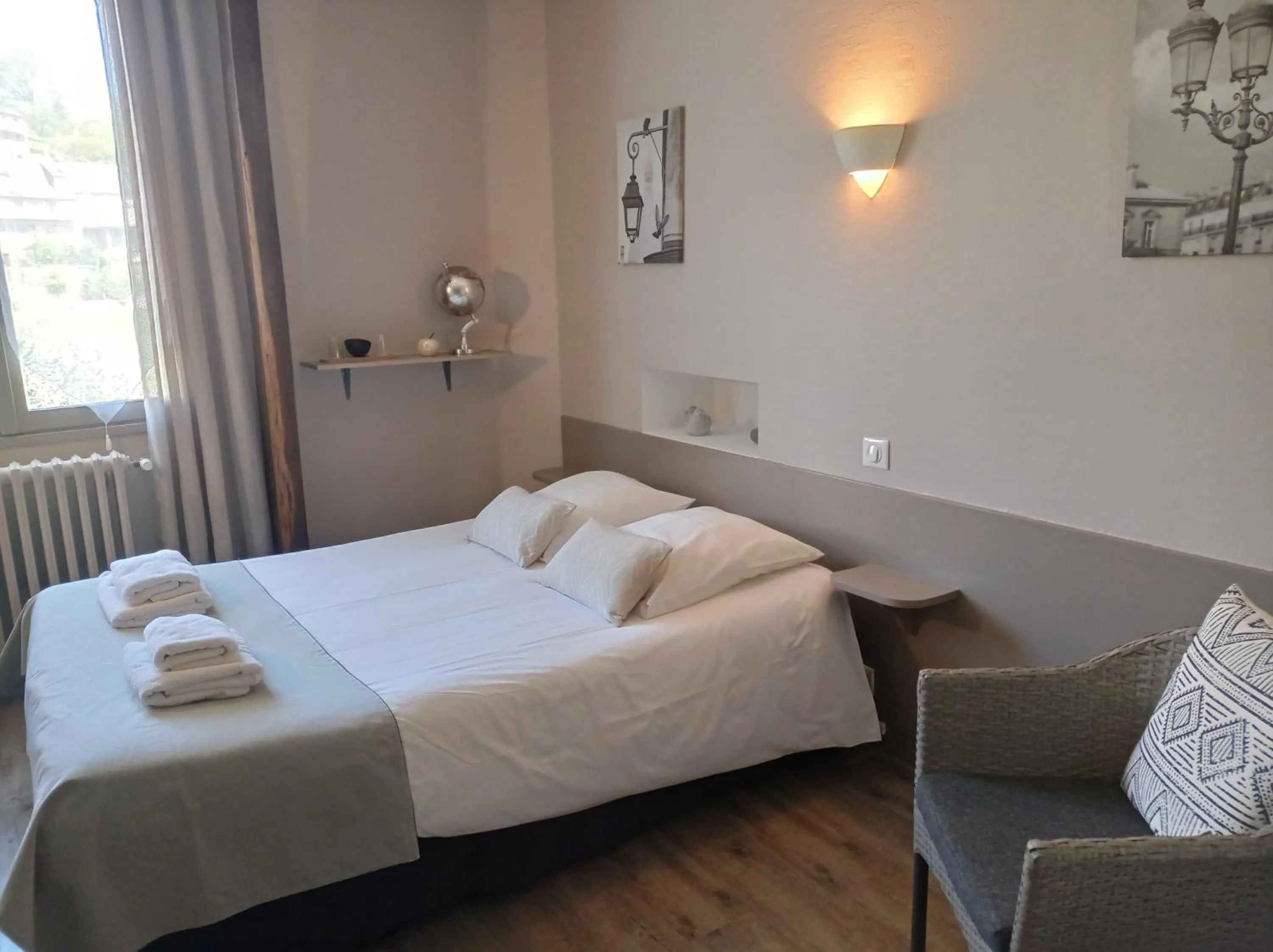 Photo of the whole room, Bed in Hôtel Ambroise