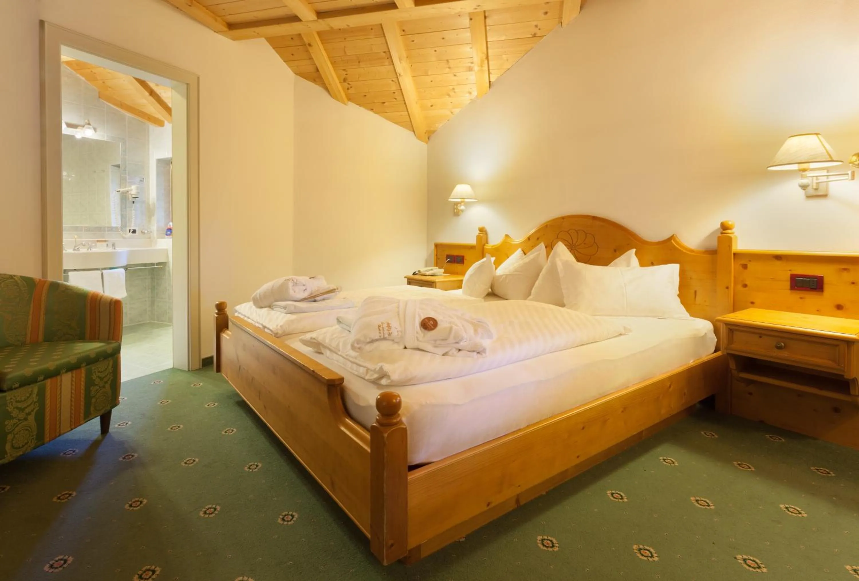 Photo of the whole room, Bed in Hotel Ansitz Jakoberhof