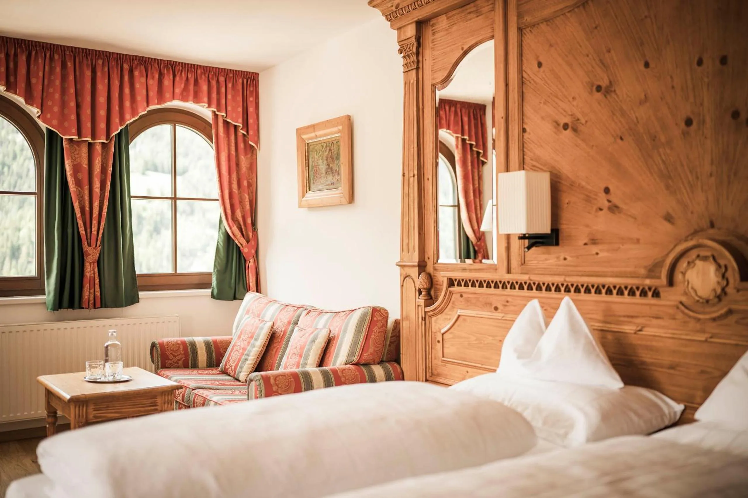 Seating area, Bed in Hotel Ansitz Jakoberhof