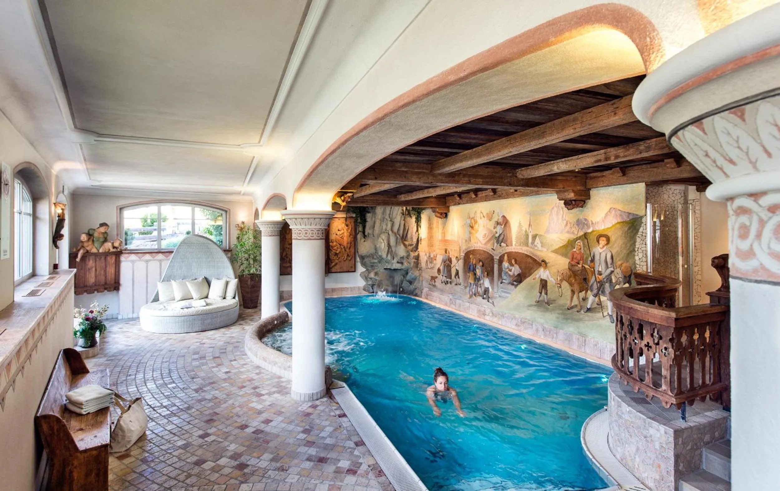 Swimming pool in Hotel Ansitz Jakoberhof