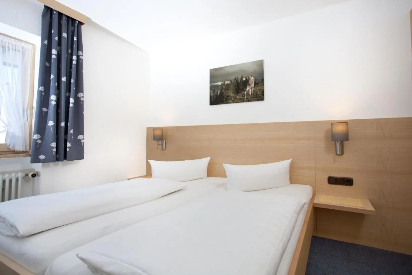 Photo of the whole room, Bed in Fideliushaus