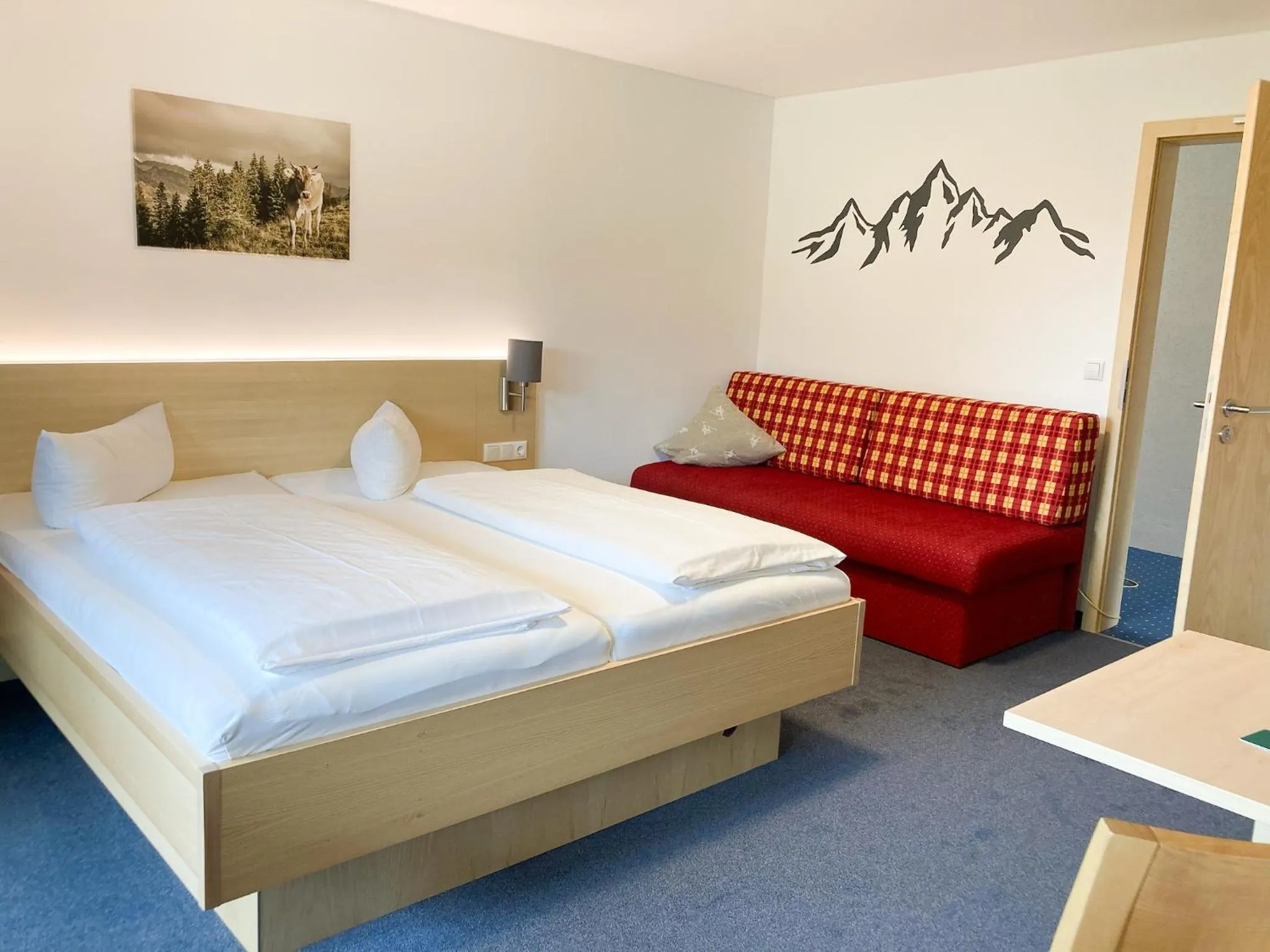 Photo of the whole room, Bed in Fideliushaus