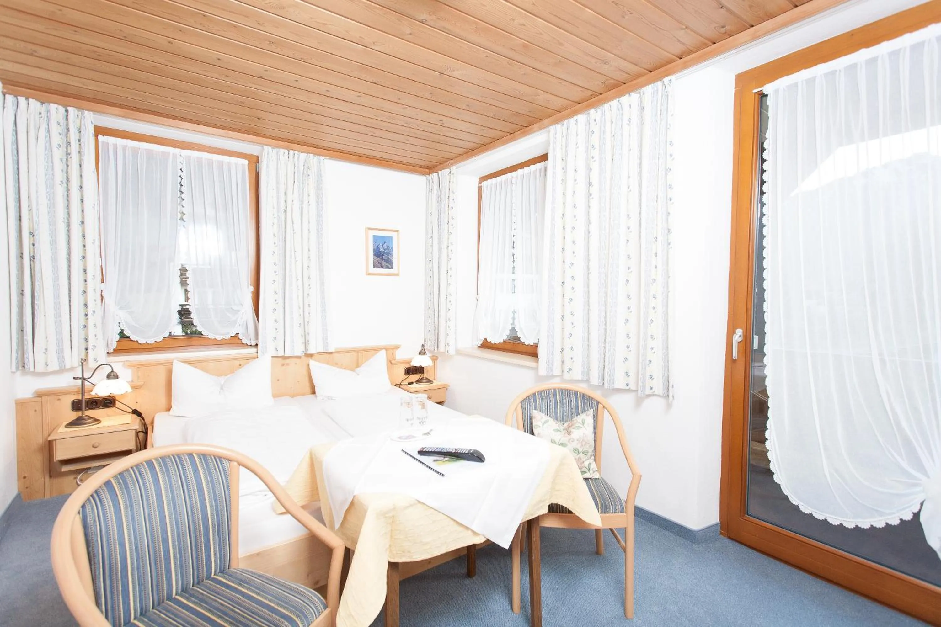 Photo of the whole room in Fideliushaus