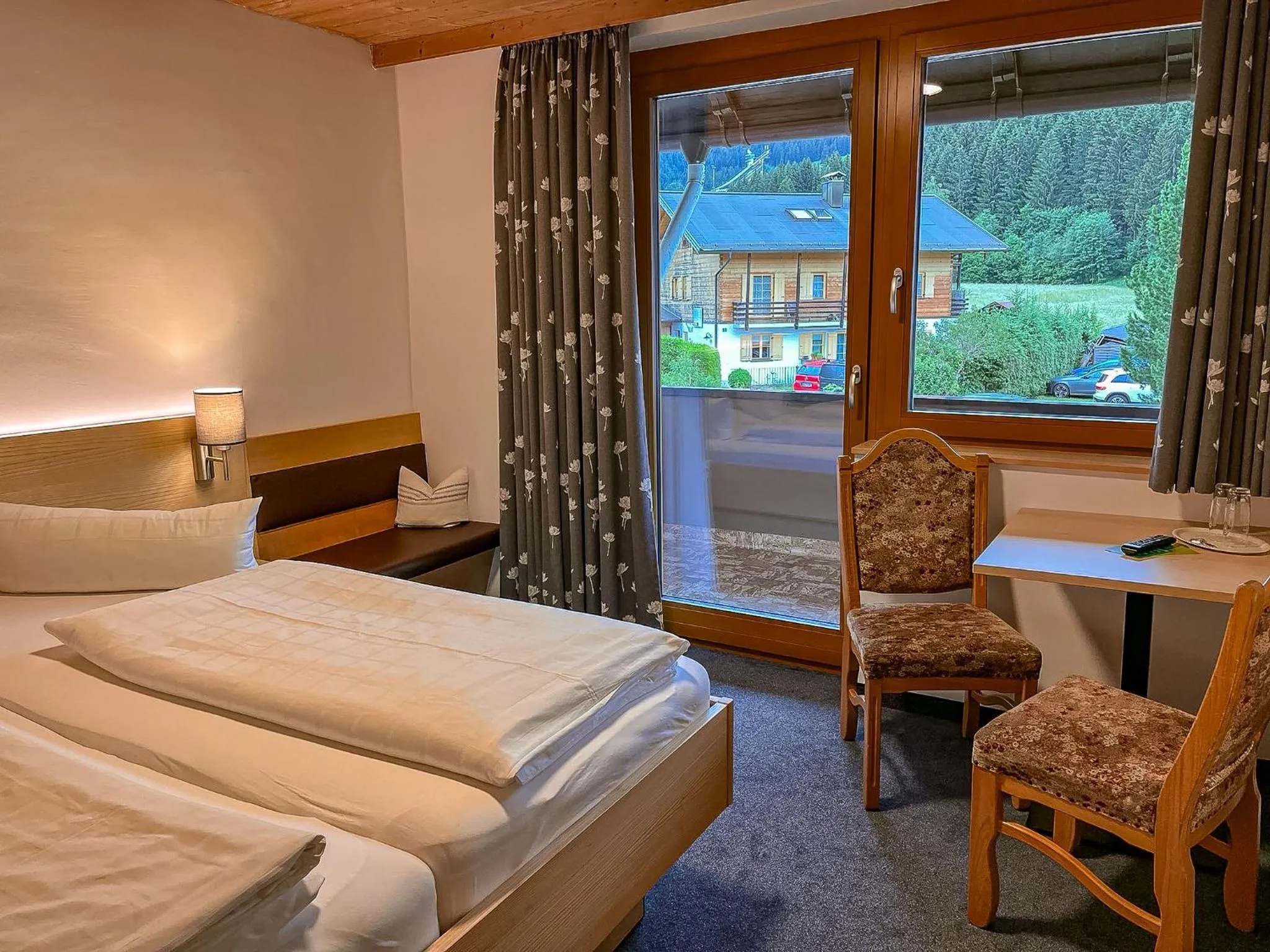 Photo of the whole room, Bed in Fideliushaus