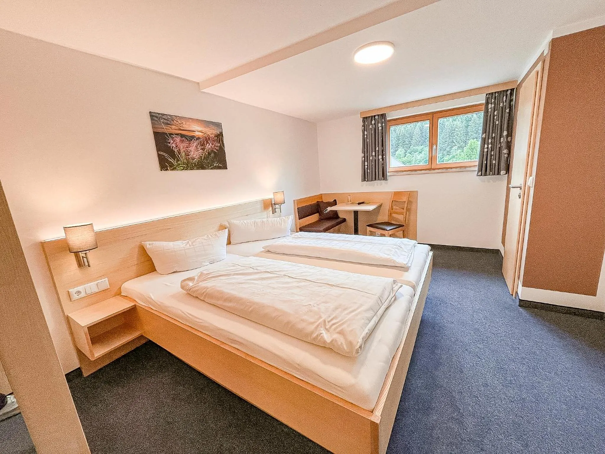 Photo of the whole room, Bed in Fideliushaus