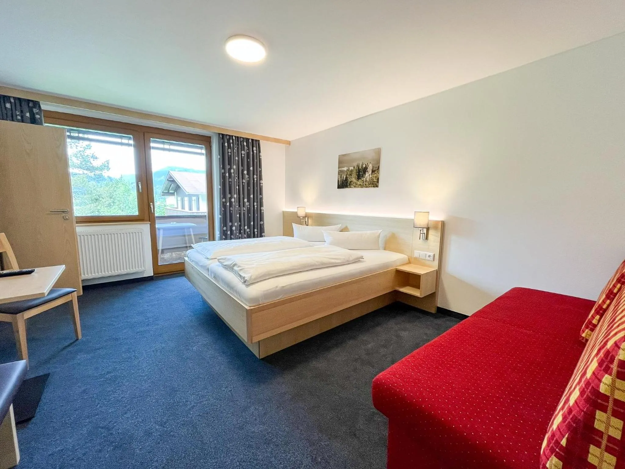 Photo of the whole room, Bed in Fideliushaus