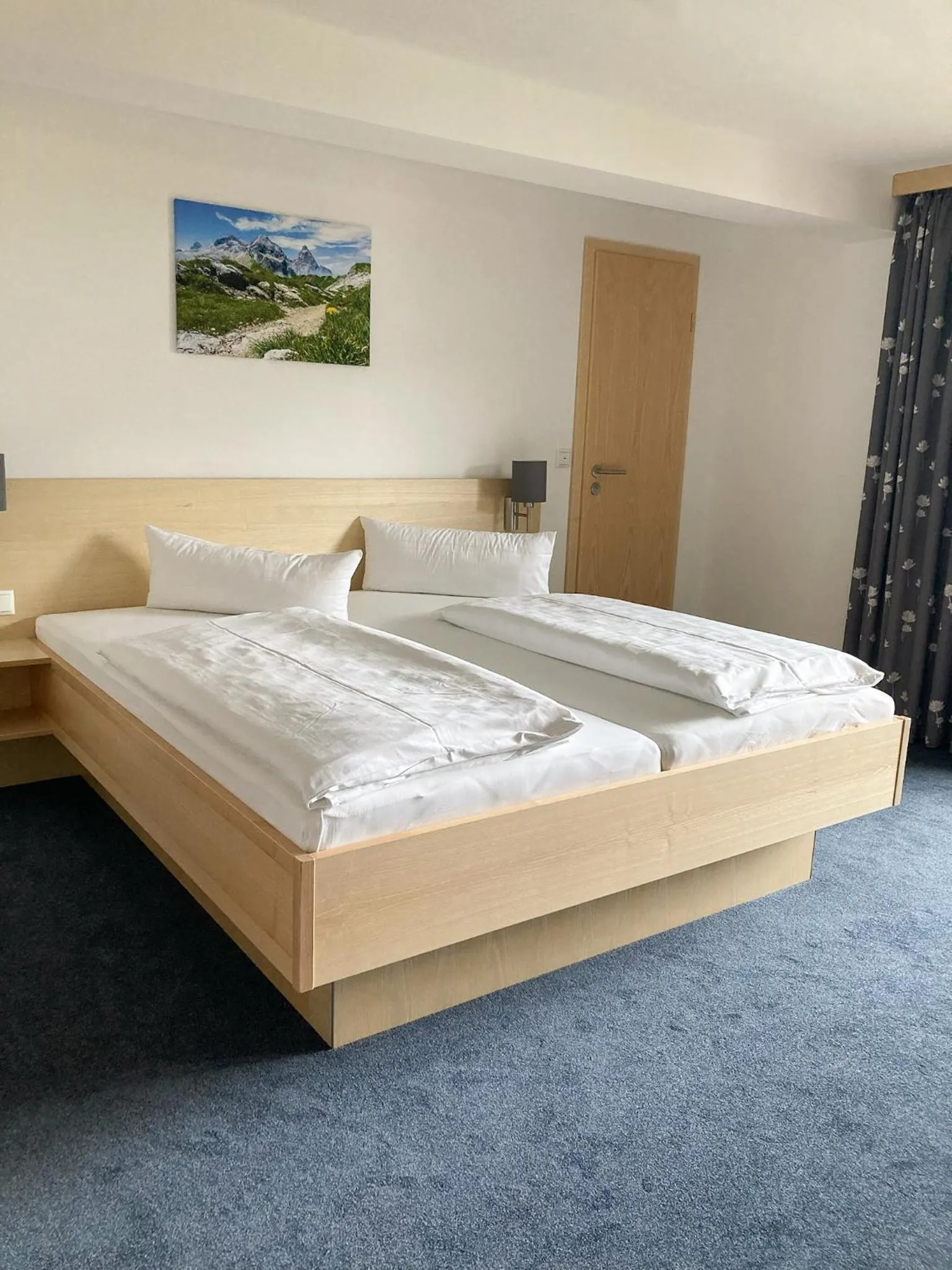 Photo of the whole room, Bed in Fideliushaus