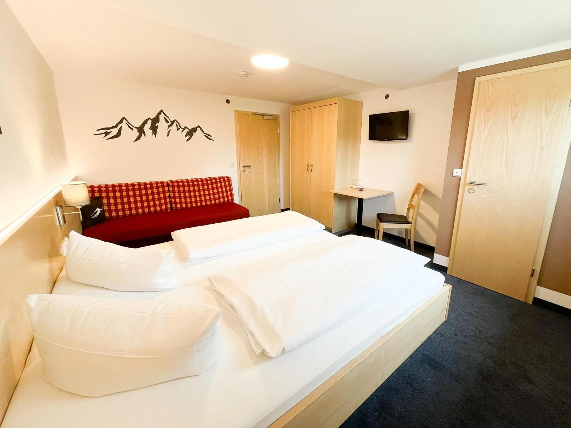 Photo of the whole room, Bed in Fideliushaus