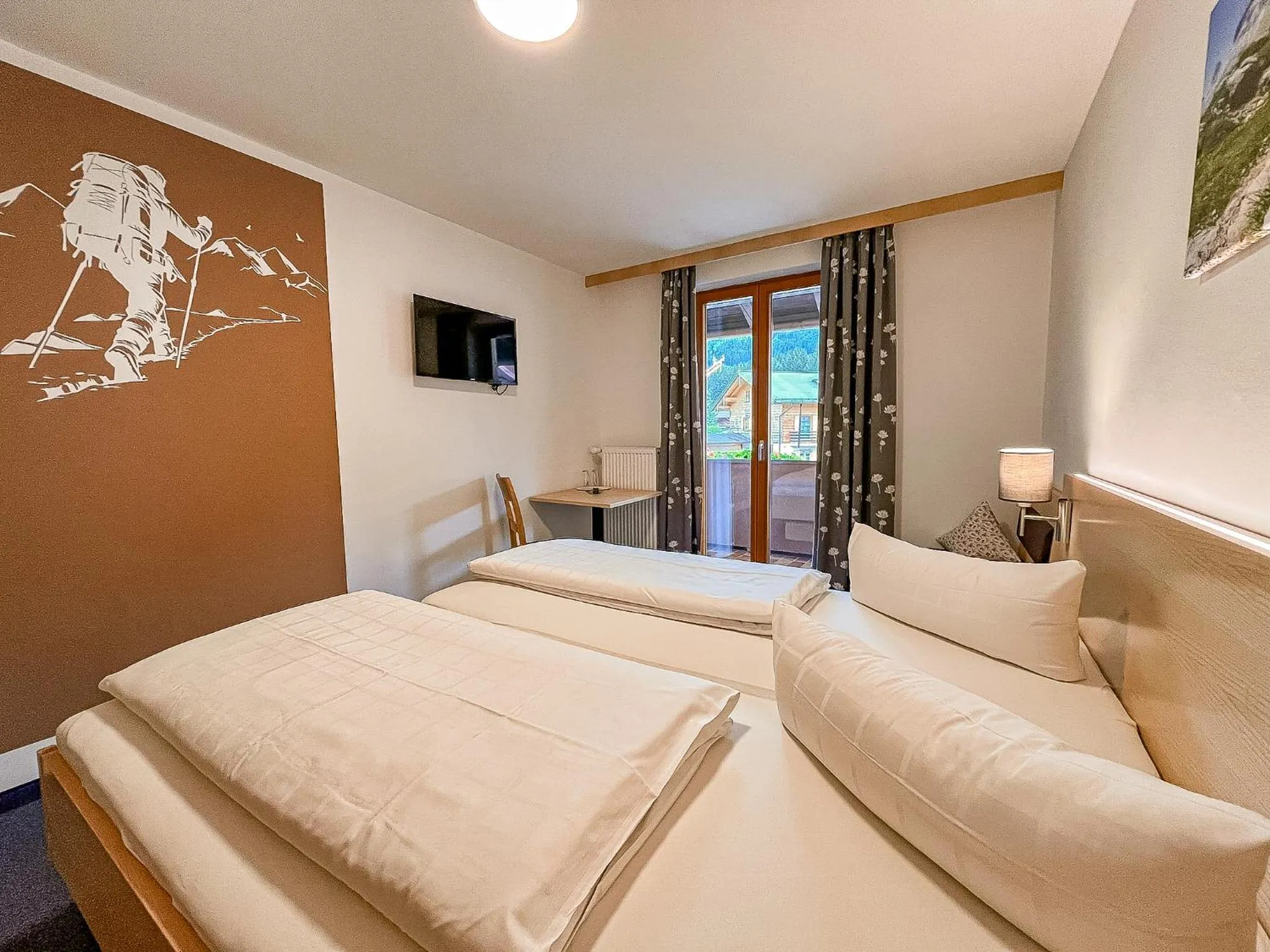 Photo of the whole room, Bed in Fideliushaus