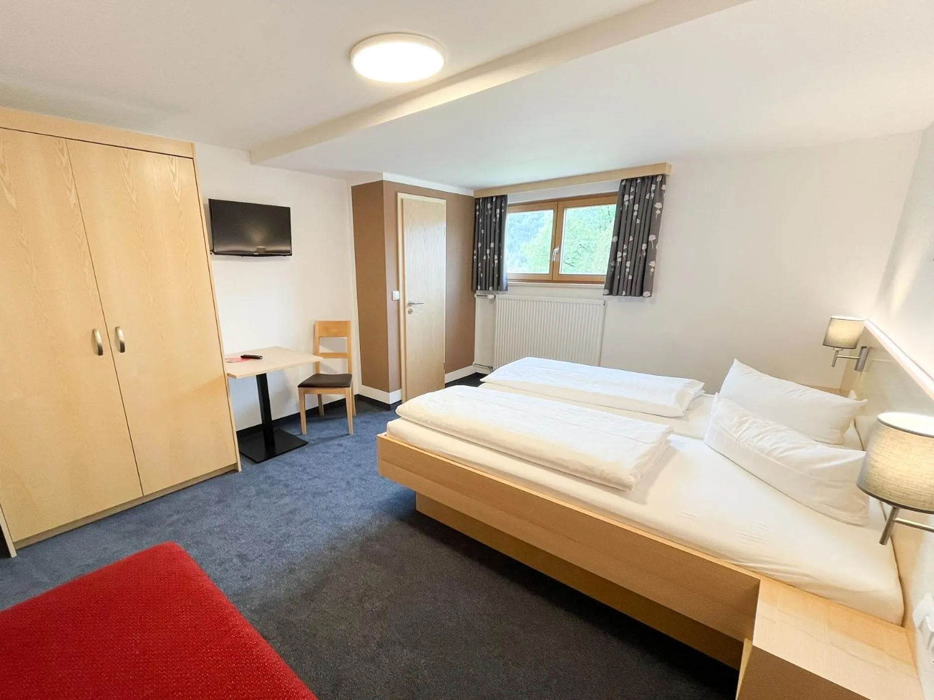 Photo of the whole room, Bed in Fideliushaus