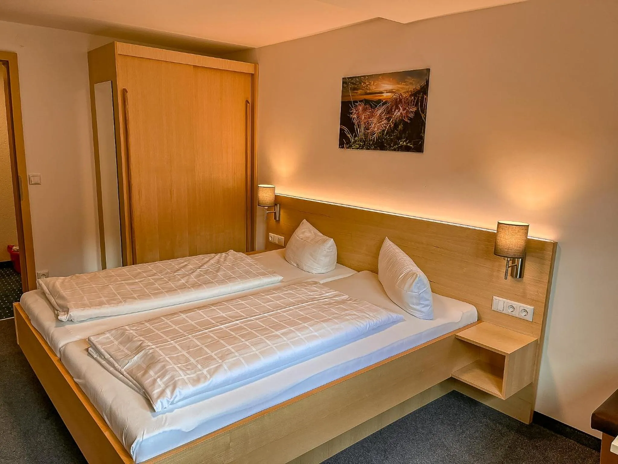 Photo of the whole room, Bed in Fideliushaus