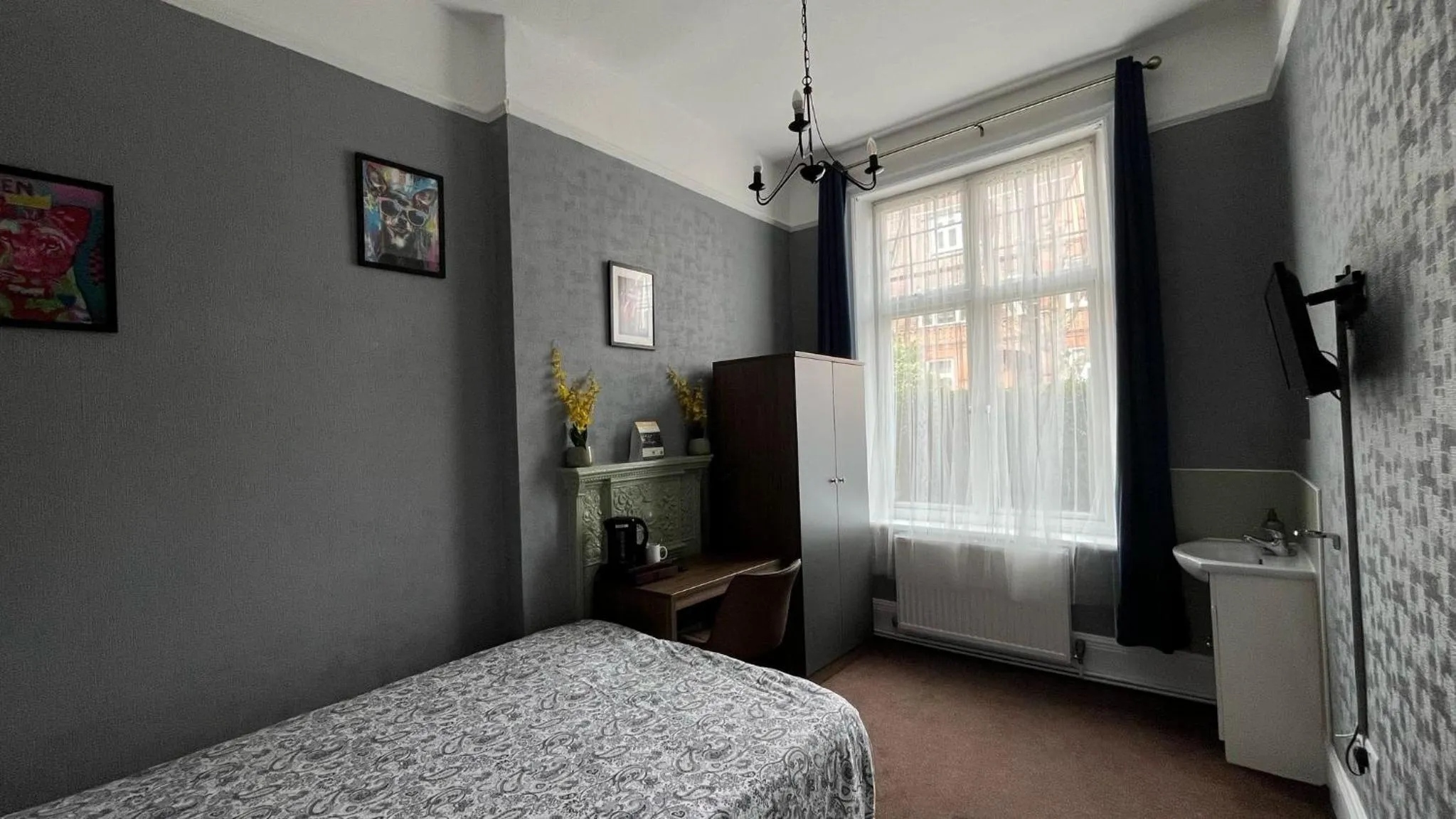 Bedroom, Bed in Charlotte Guest House