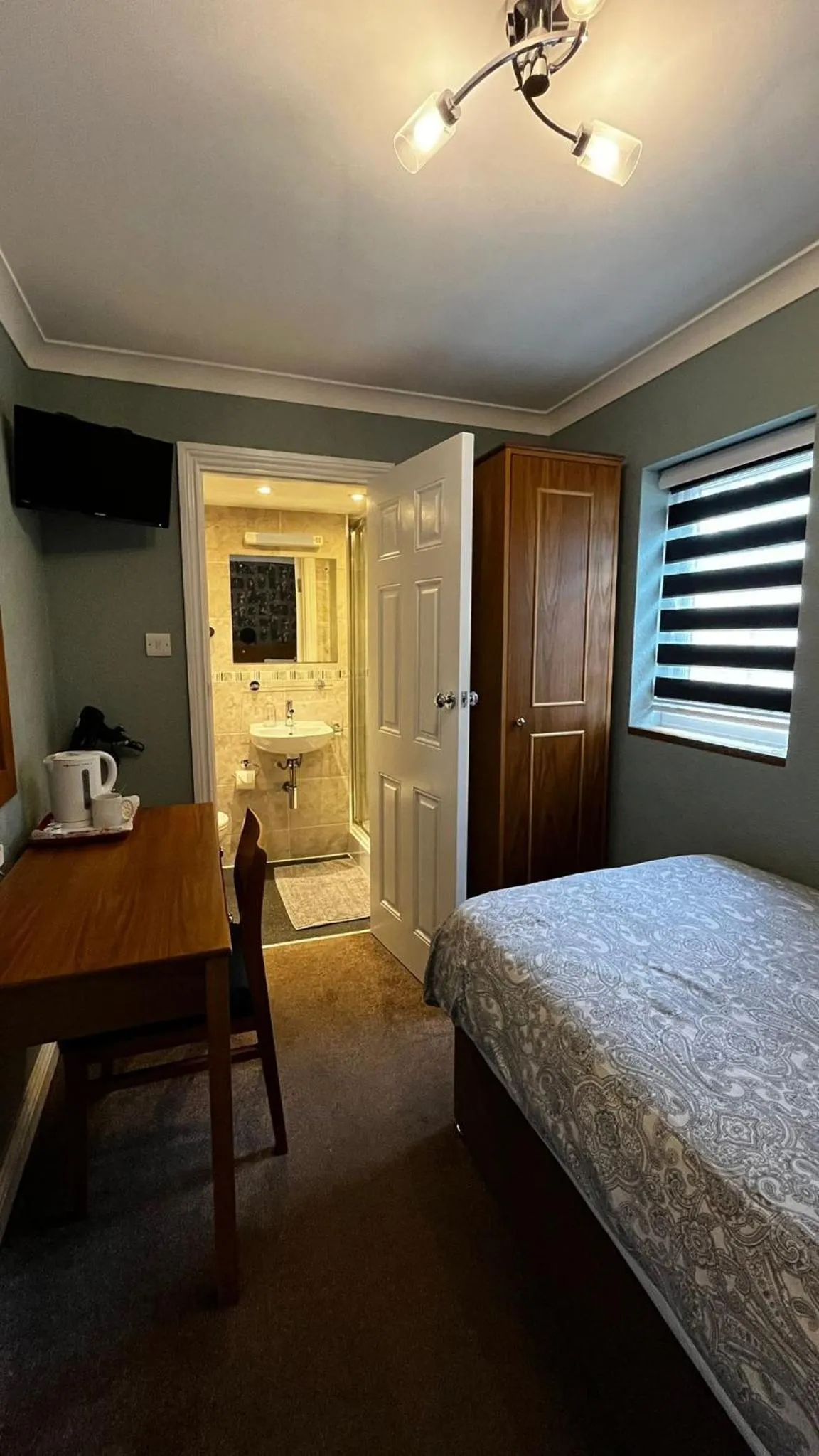 Bedroom, Bed in Charlotte Guest House