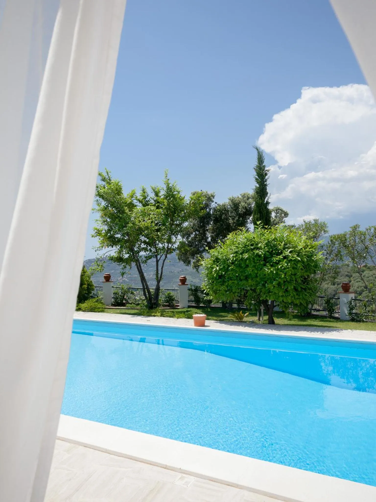 Swimming pool in Il Mirto B&B