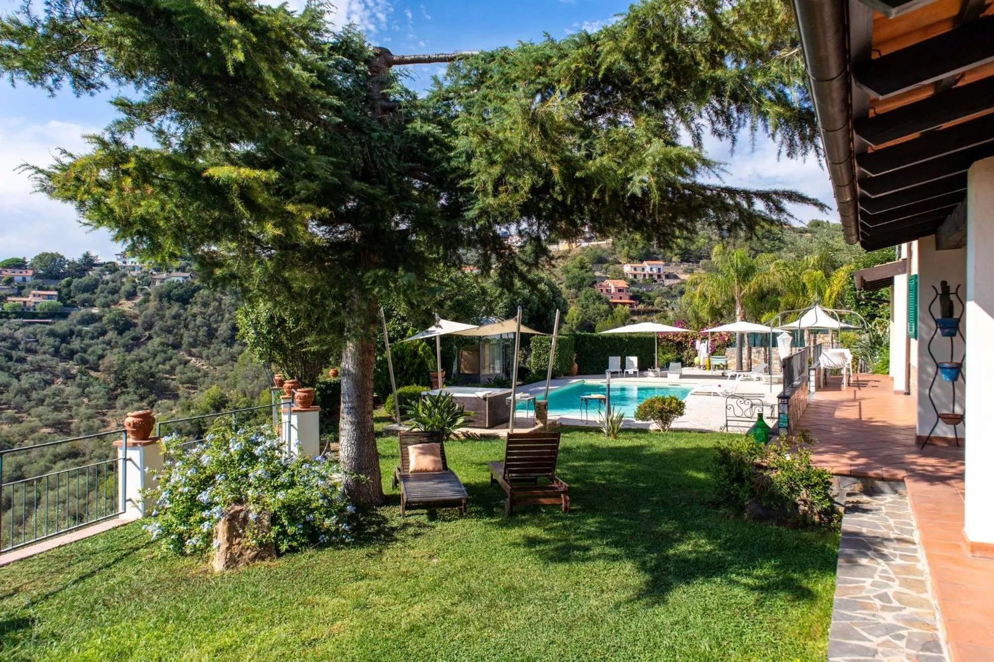 Swimming pool in Il Mirto B&B