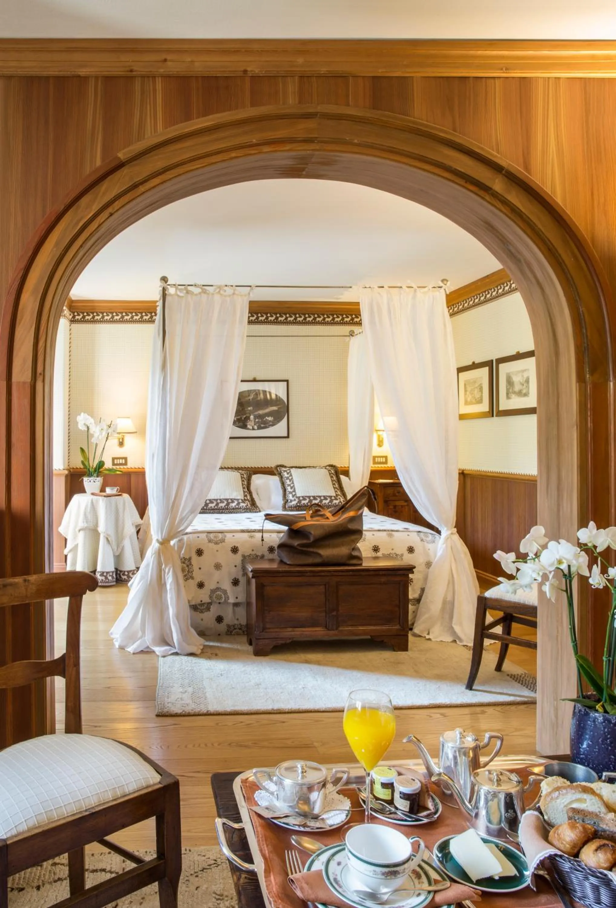 Breakfast, Bed in Hotel Hermitage Relais & Châteaux