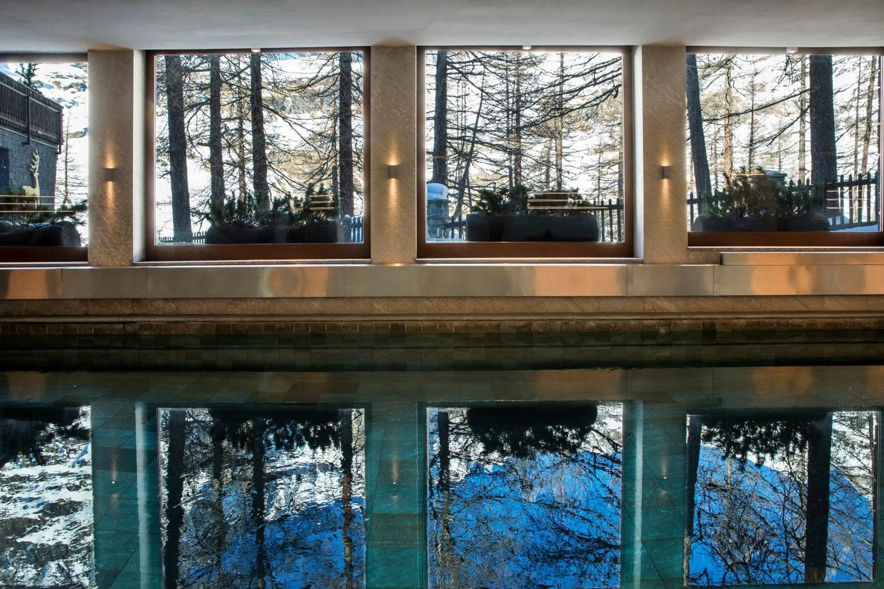 Swimming pool in Hotel Hermitage Relais & Châteaux
