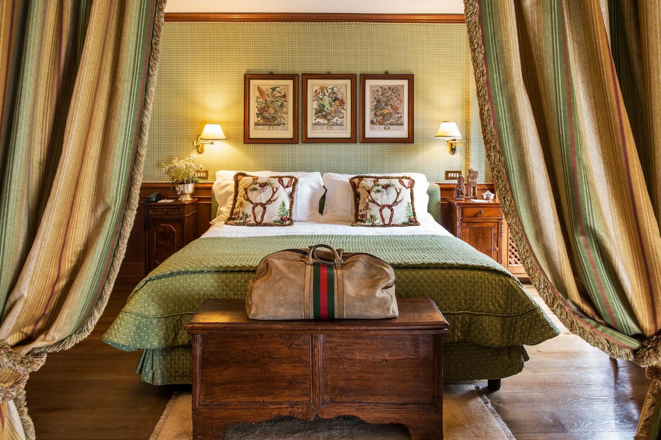 Bathroom, Bed in Hotel Hermitage Relais & Châteaux