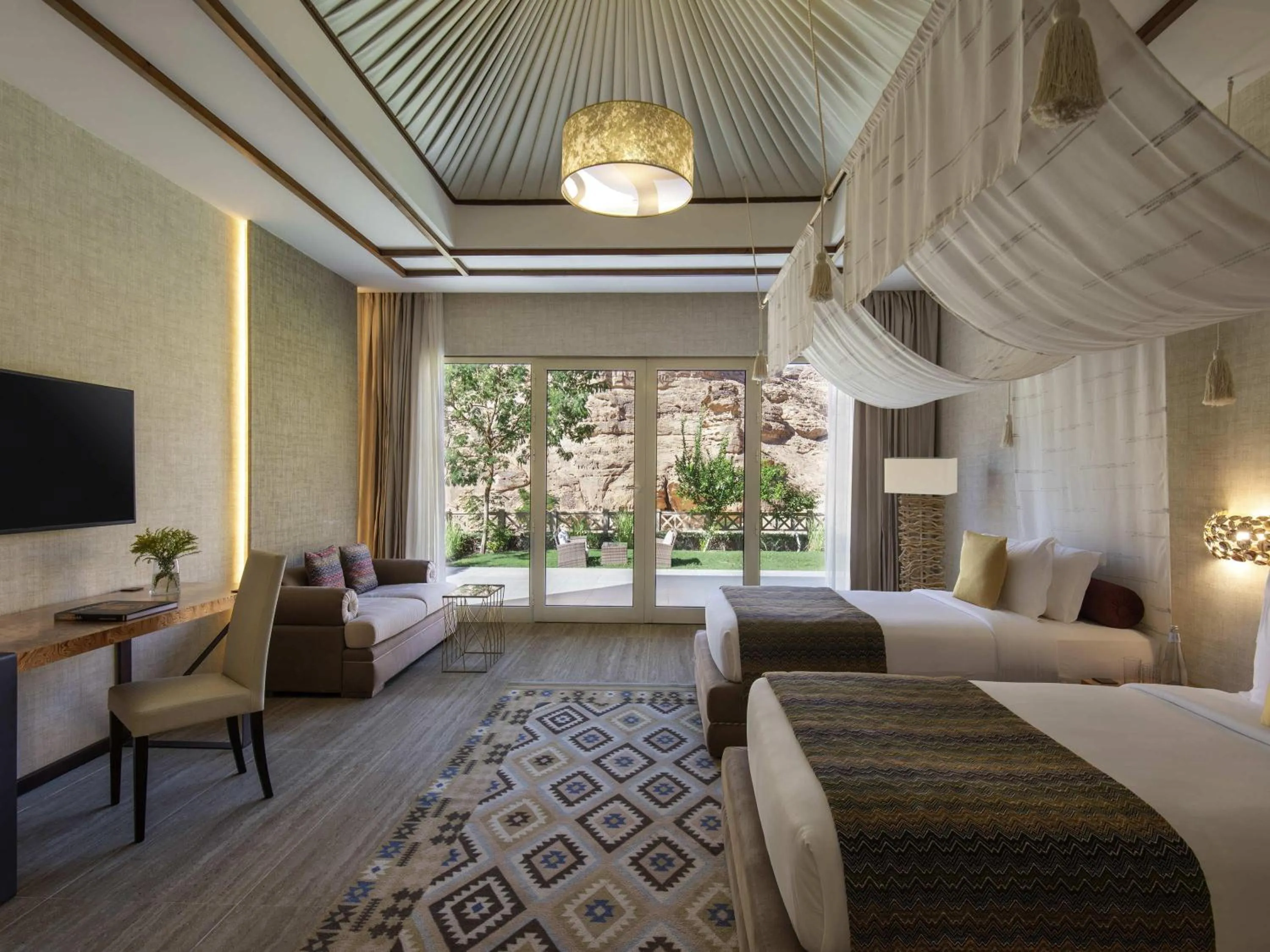 Photo of the whole room, Bed in Shaden Resort