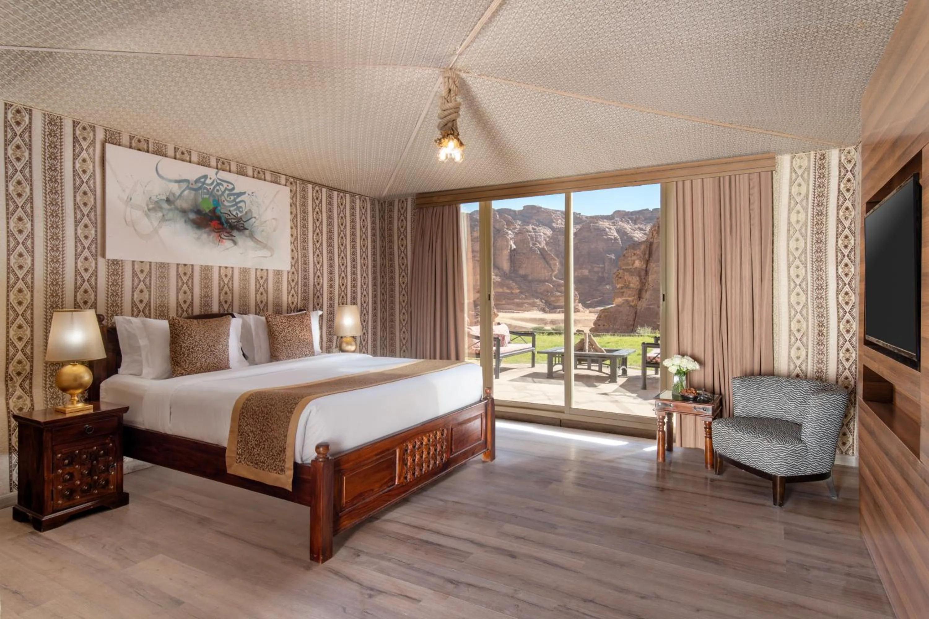 Photo of the whole room, Bed in Shaden Resort