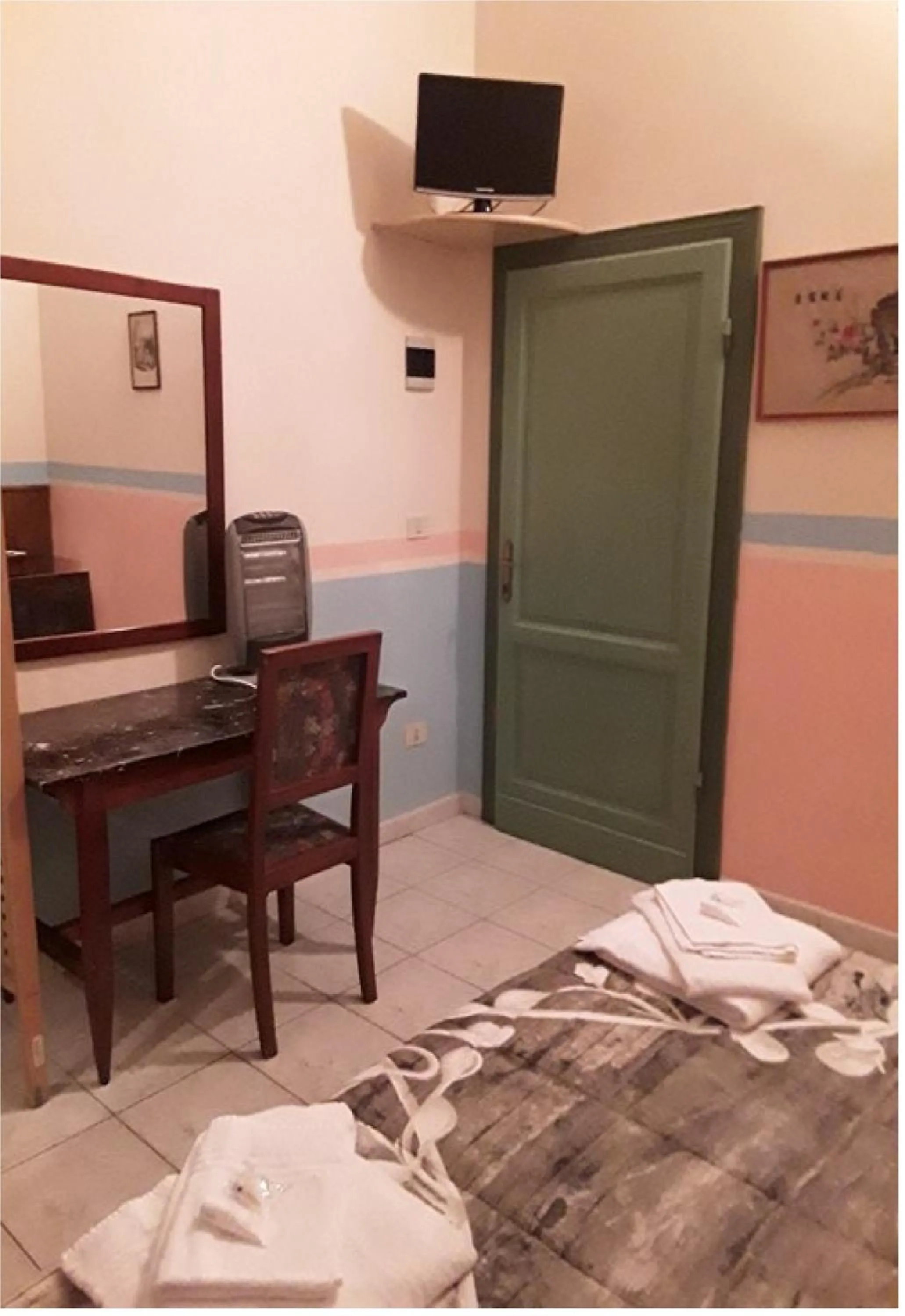 TV and multimedia, Bed in HOTEL MAIDA