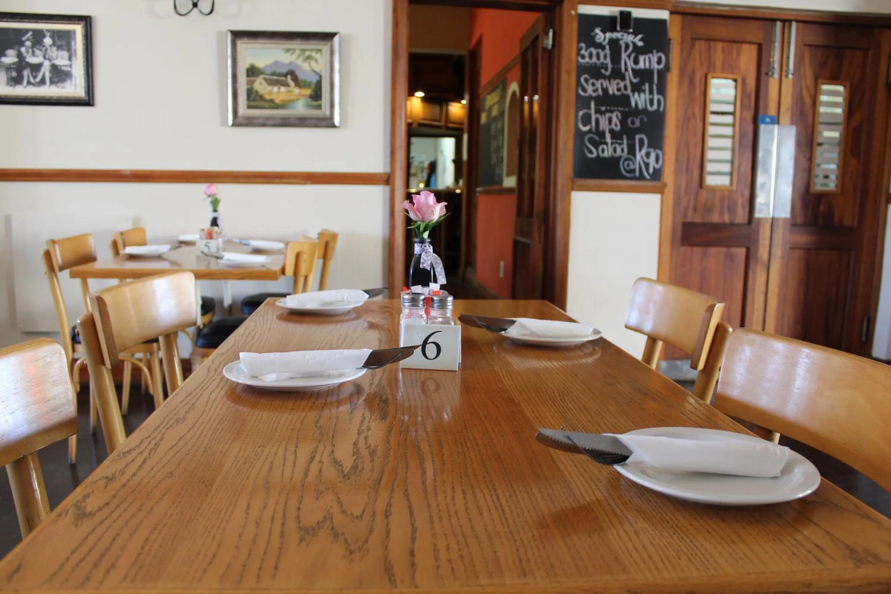 Restaurant/places to eat in The Hamlet Country Lodge
