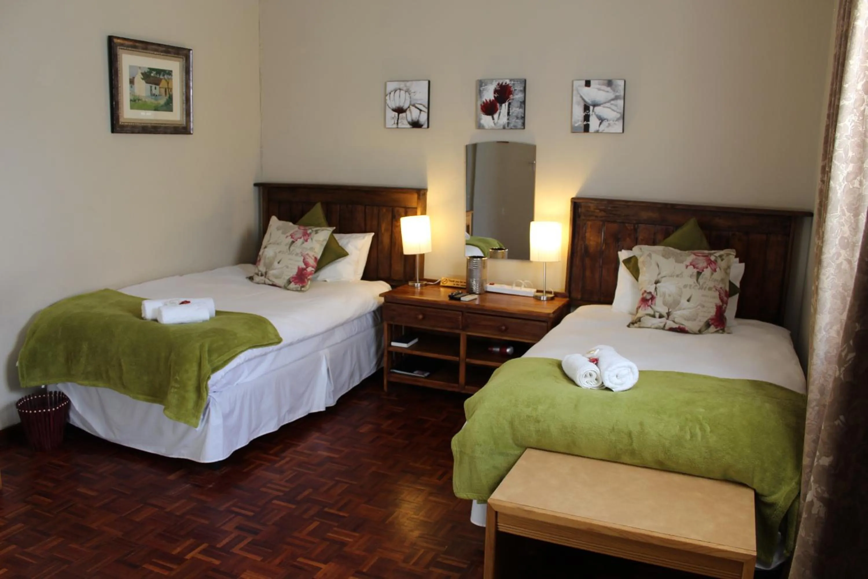 Photo of the whole room, Bed in The Hamlet Country Lodge