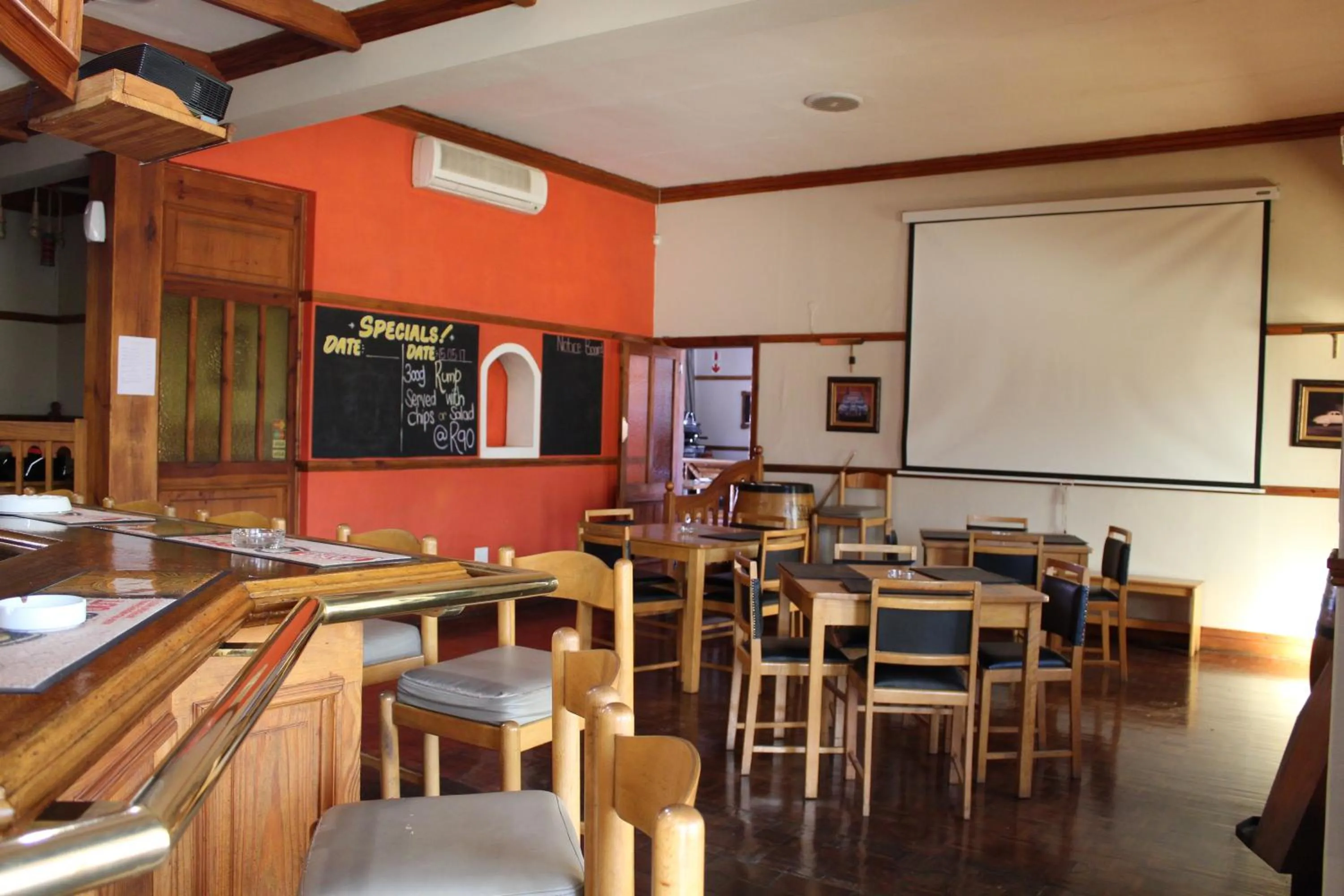 Lounge or bar in The Hamlet Country Lodge