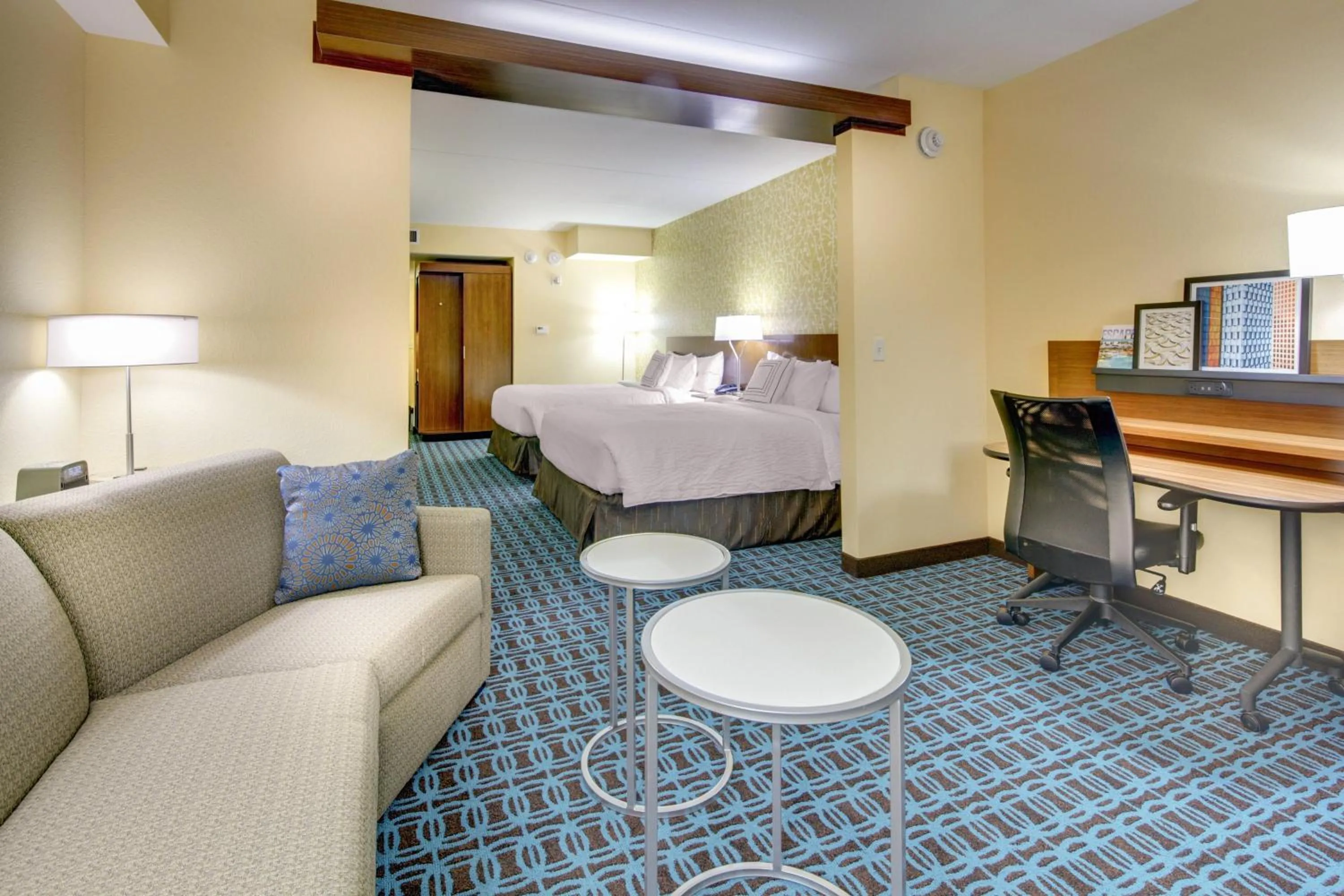 Living room, Bed in Fairfield Inn & Suites by Marriott Asheville Tunnel Road