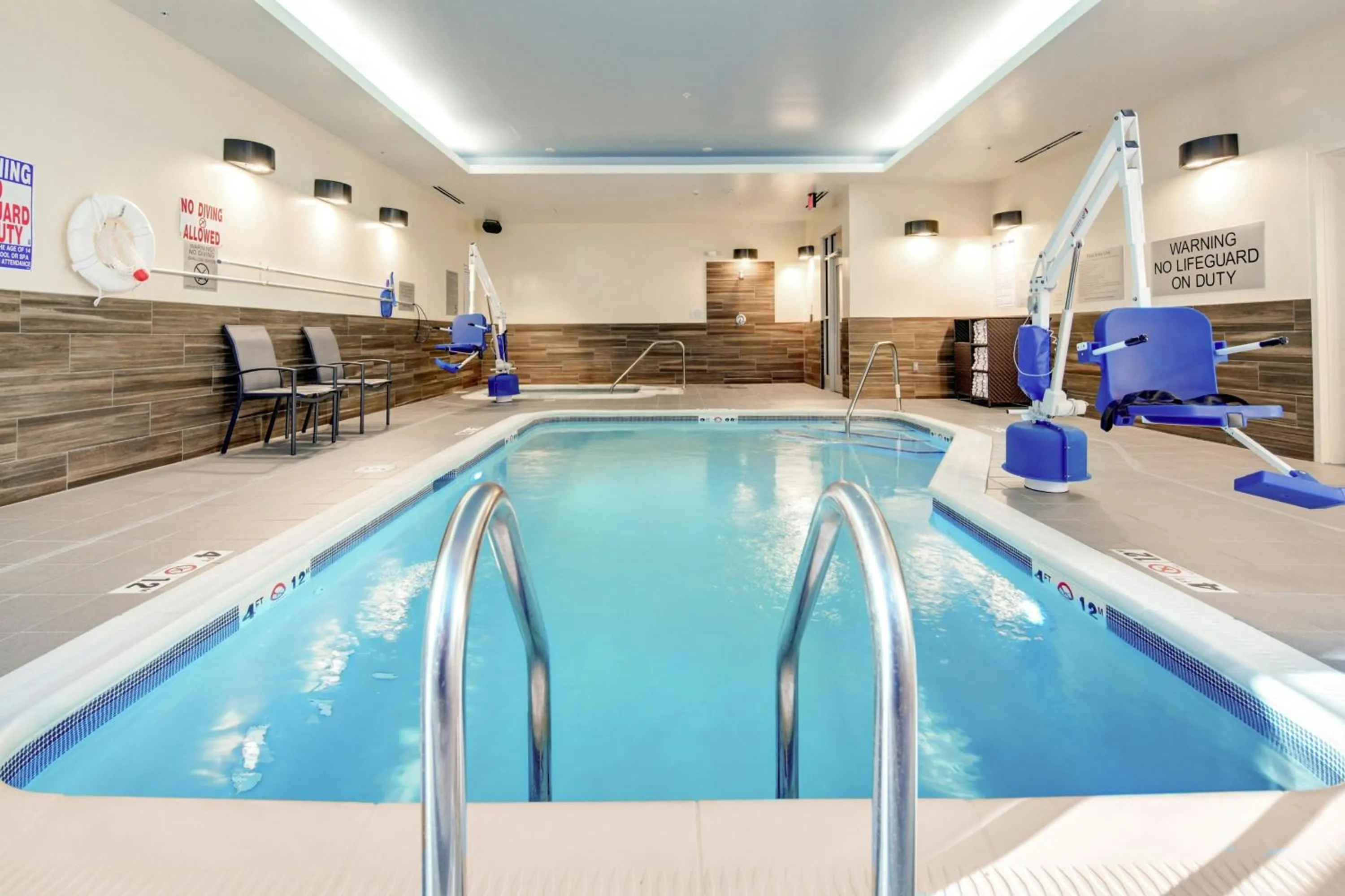Swimming pool in Fairfield Inn & Suites by Marriott Asheville Tunnel Road