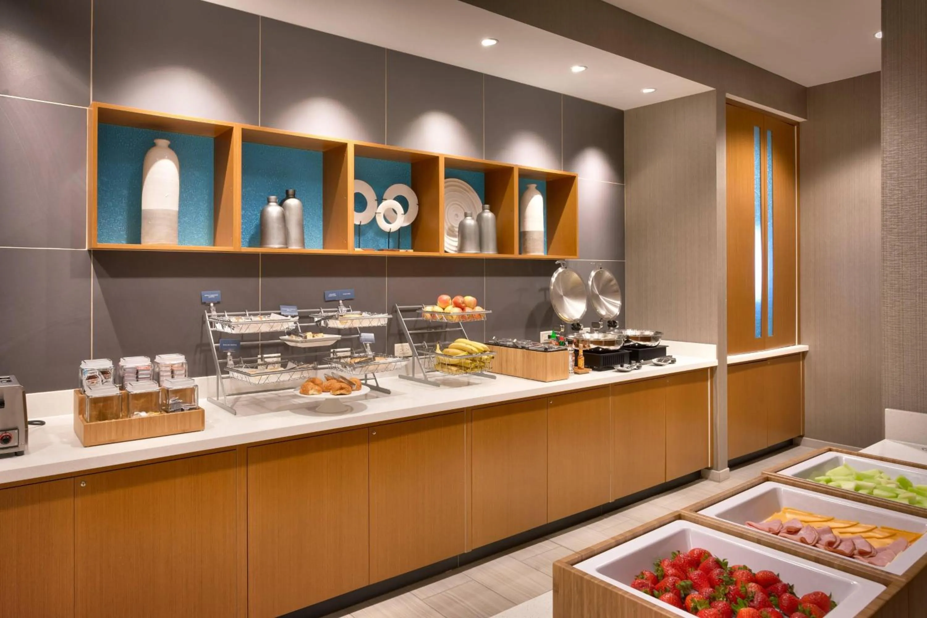 Breakfast in SpringHill Suites by Marriott Coralville
