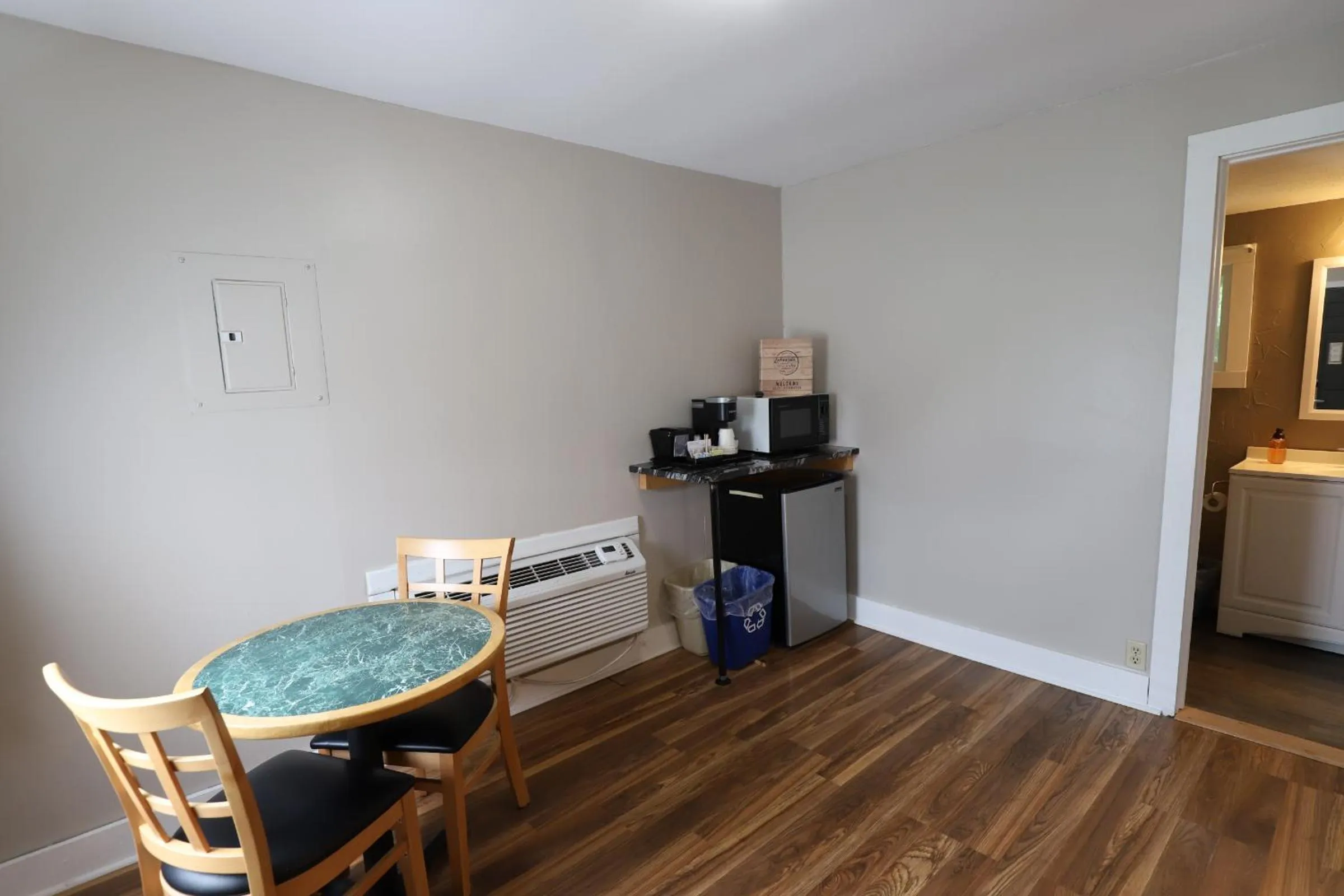 Coffee/tea facilities in Lakeside Resort