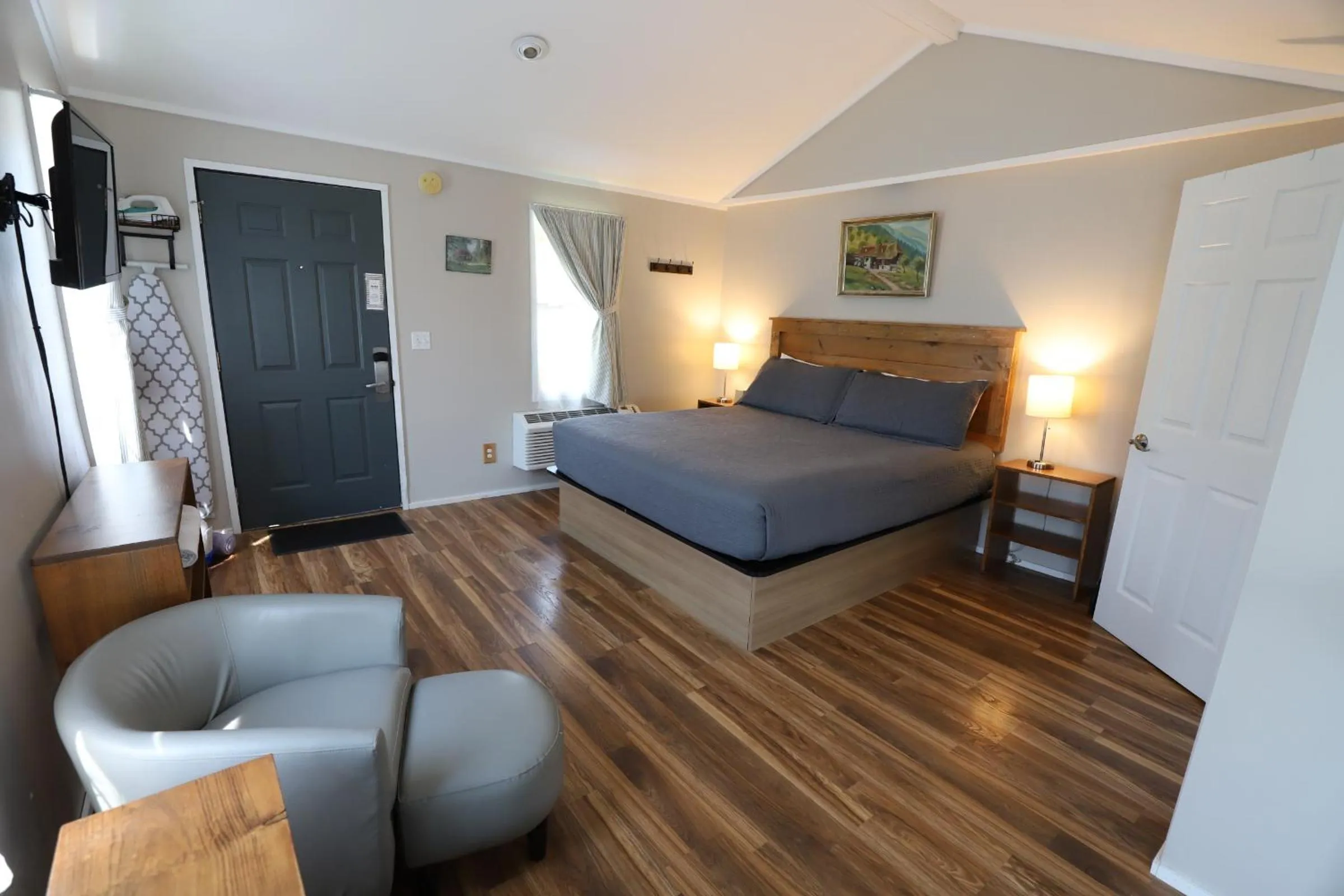 Photo of the whole room, Bed in Lakeside Resort