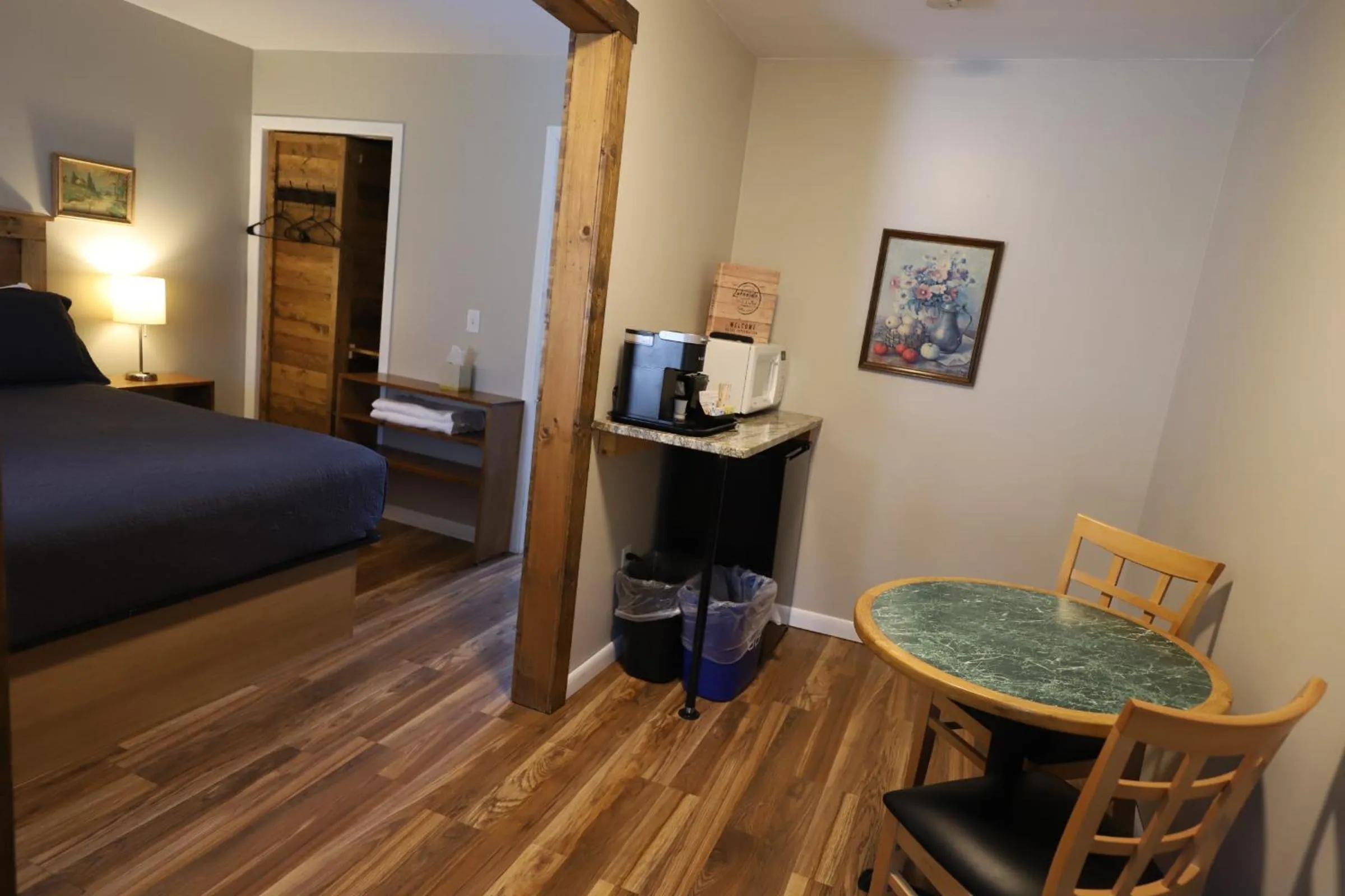 Dining area, Bed in Lakeside Resort