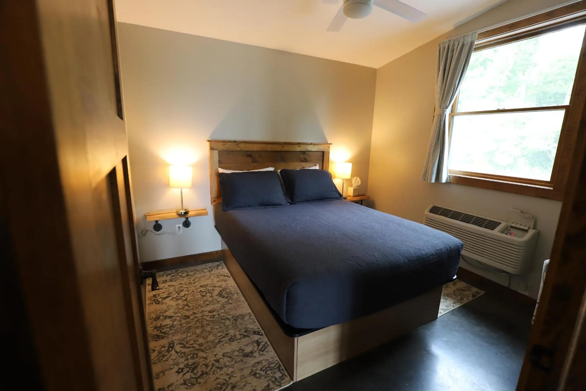 Bedroom, Bed in Lakeside Resort