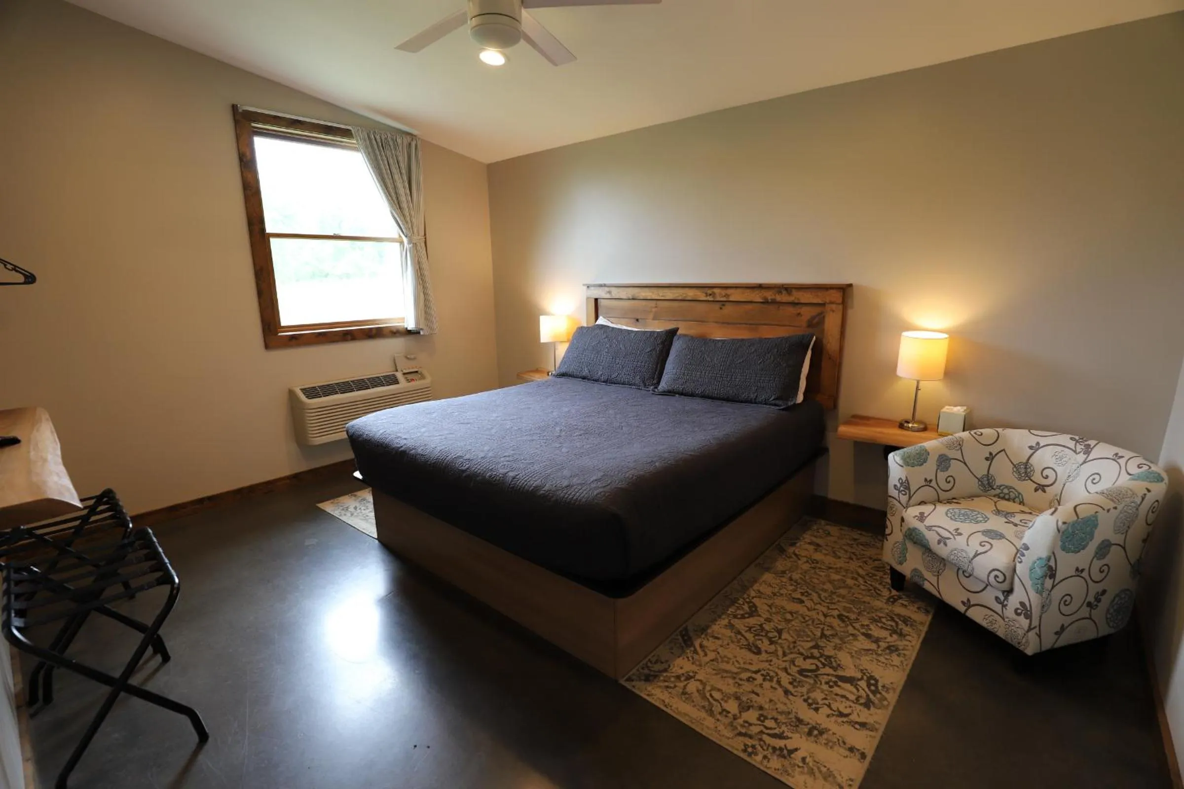 Bedroom, Bed in Lakeside Resort