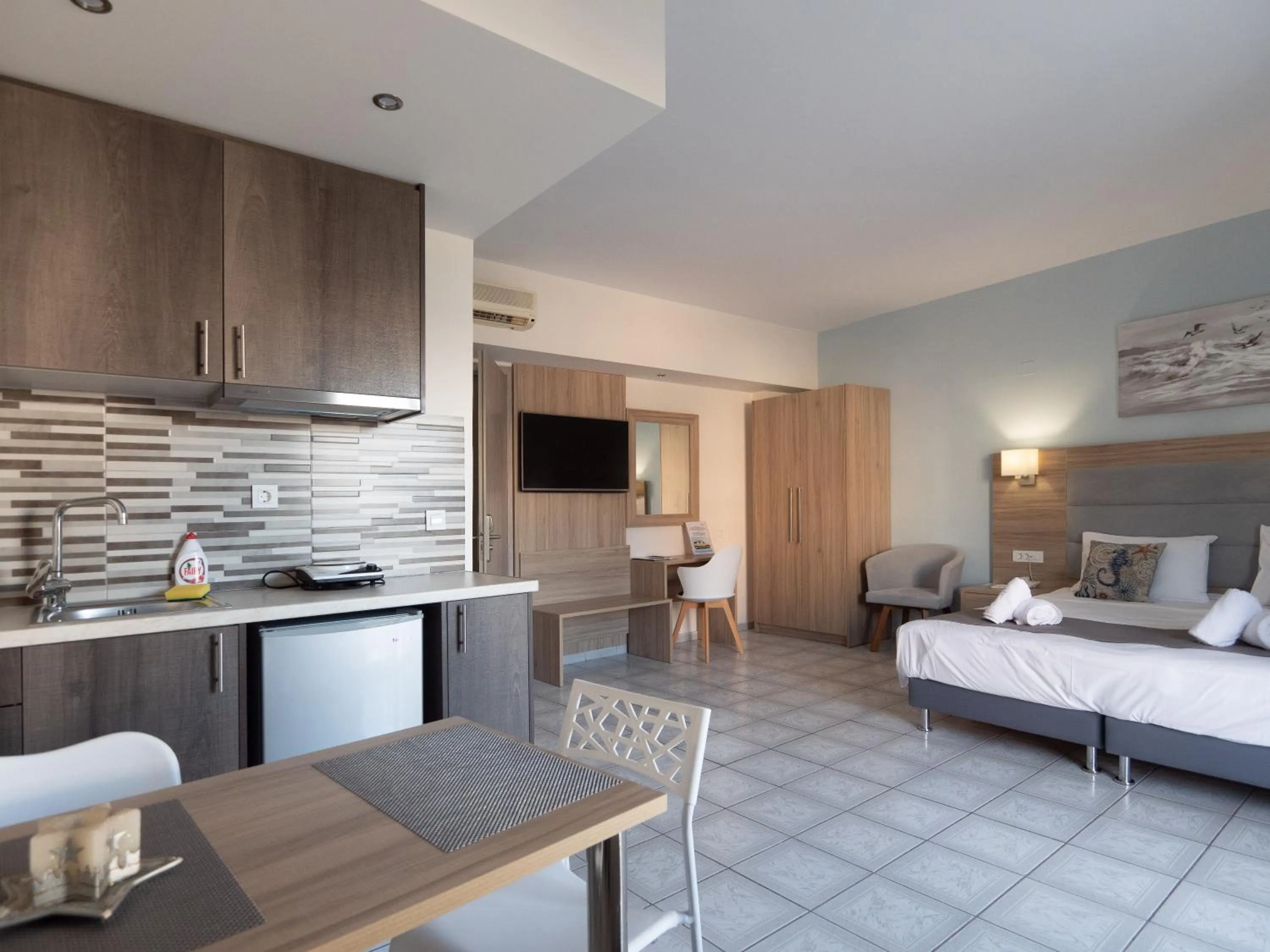 Kitchen or kitchenette, Bed in Aristo Apts