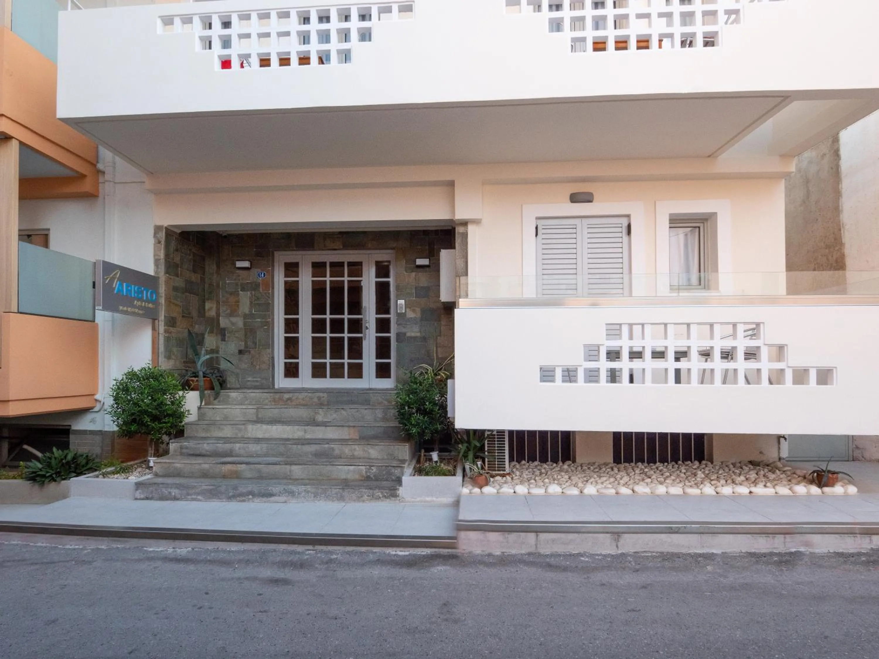 Facade/entrance in Aristo Apts