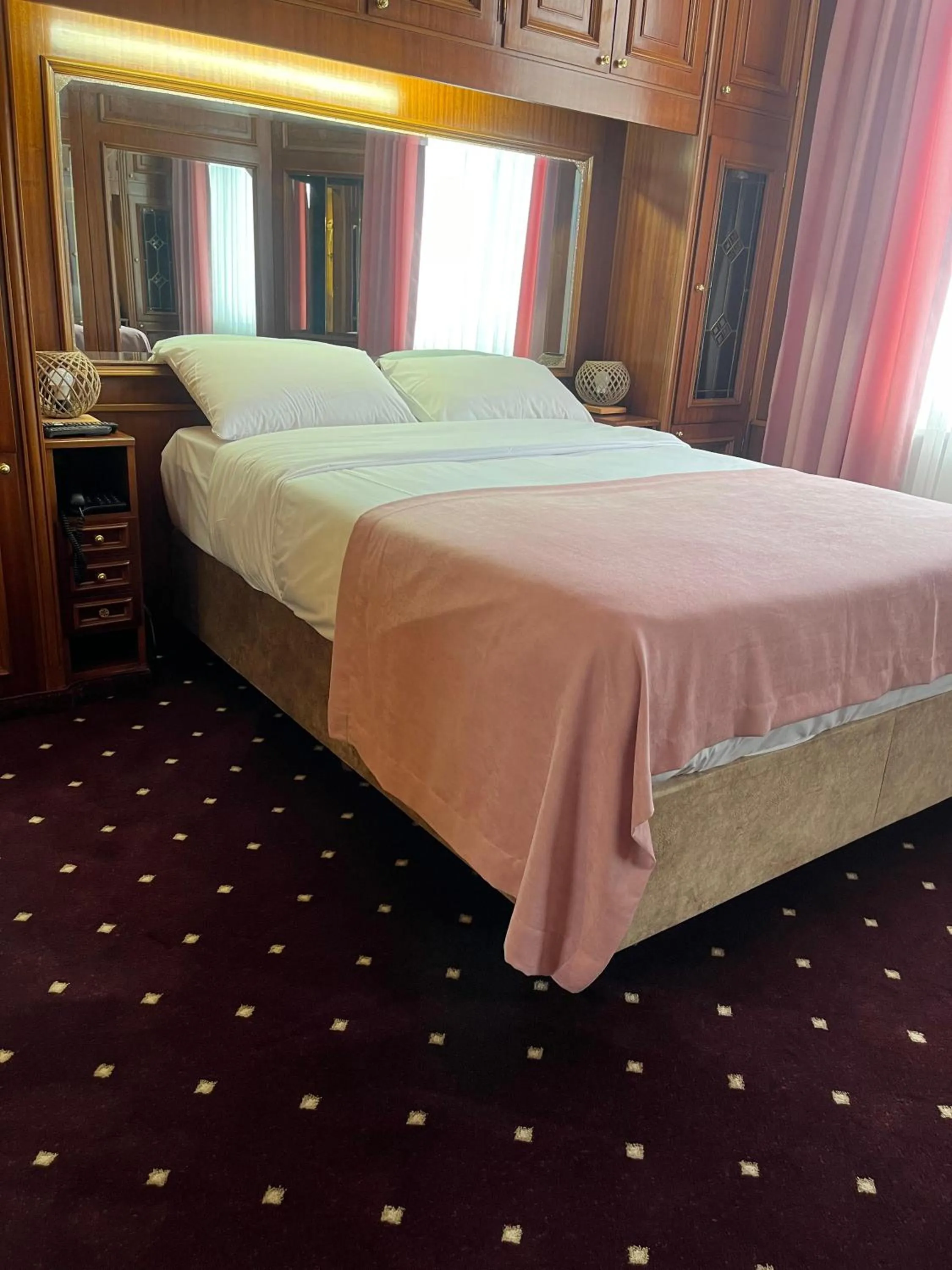 Bedroom, Bed in Hotel Topkapı