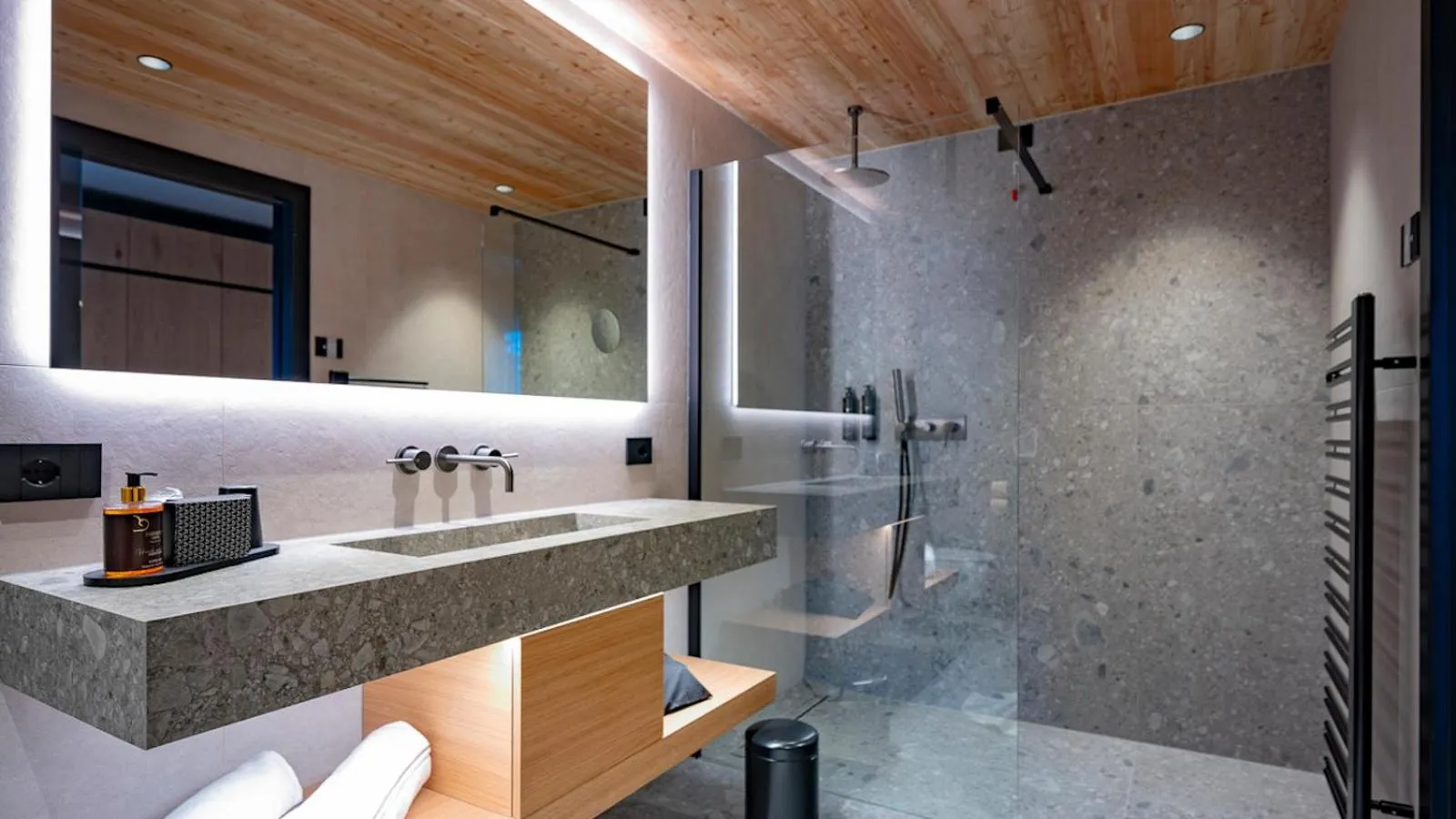 Shower in Paradise Lodge