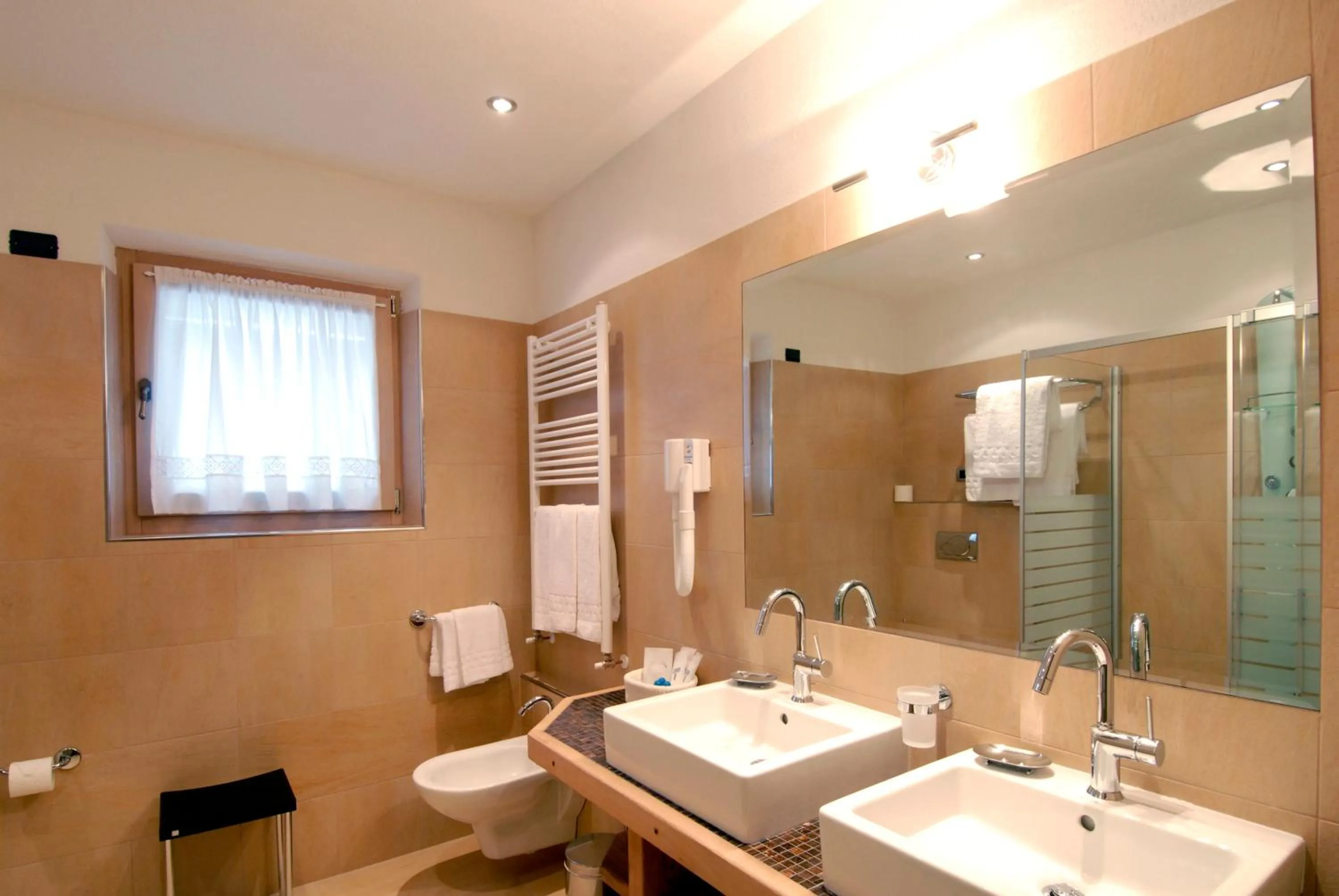 Photo of the whole room in Paradise Lodge