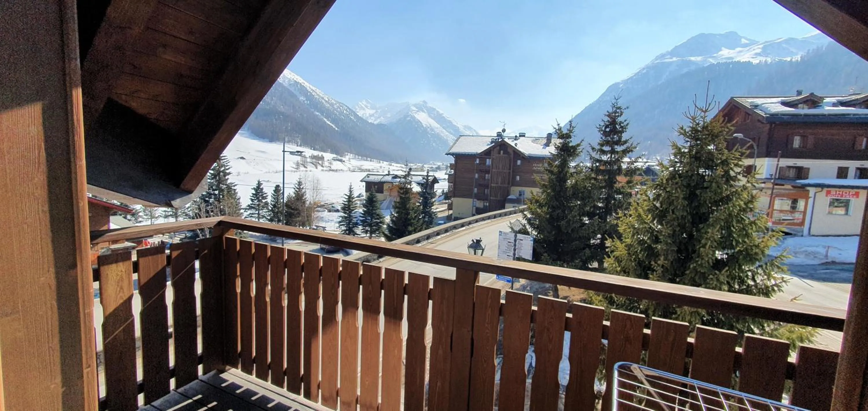 Property building in Paradise Lodge