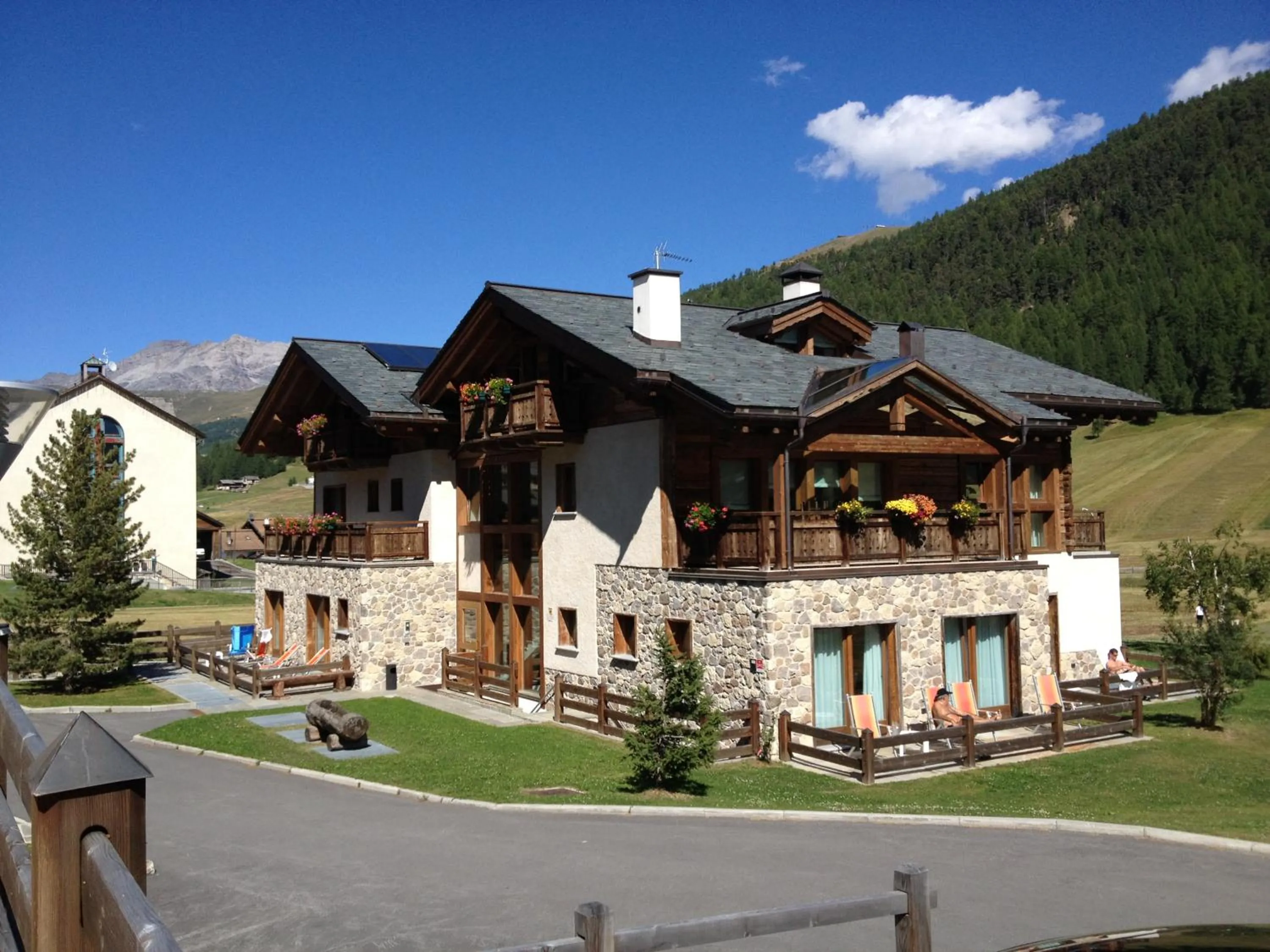 Property building in Paradise Lodge