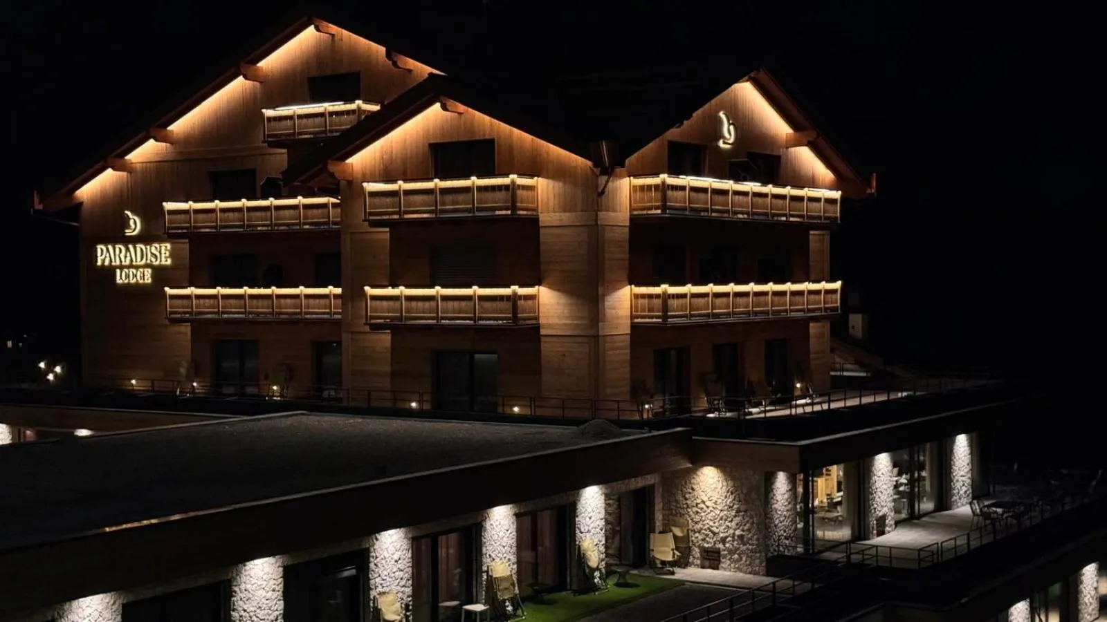 Property building in Paradise Lodge