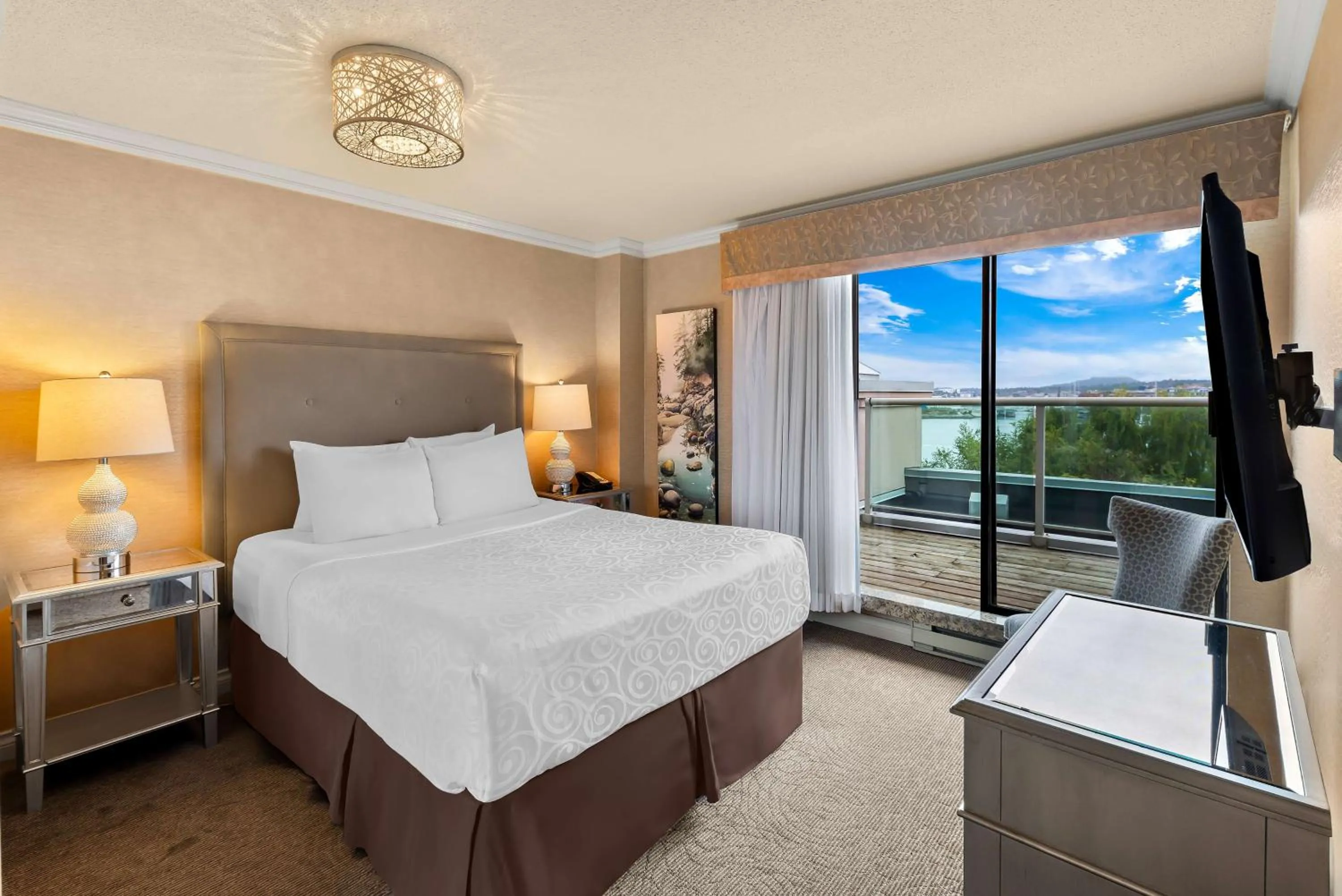 Photo of the whole room, Bed in Best Western PLUS Inner Harbour Hotel